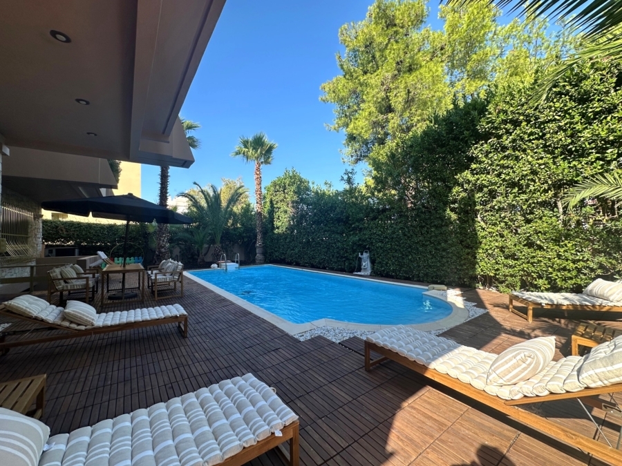Luxurious 400 sqm residence with pool