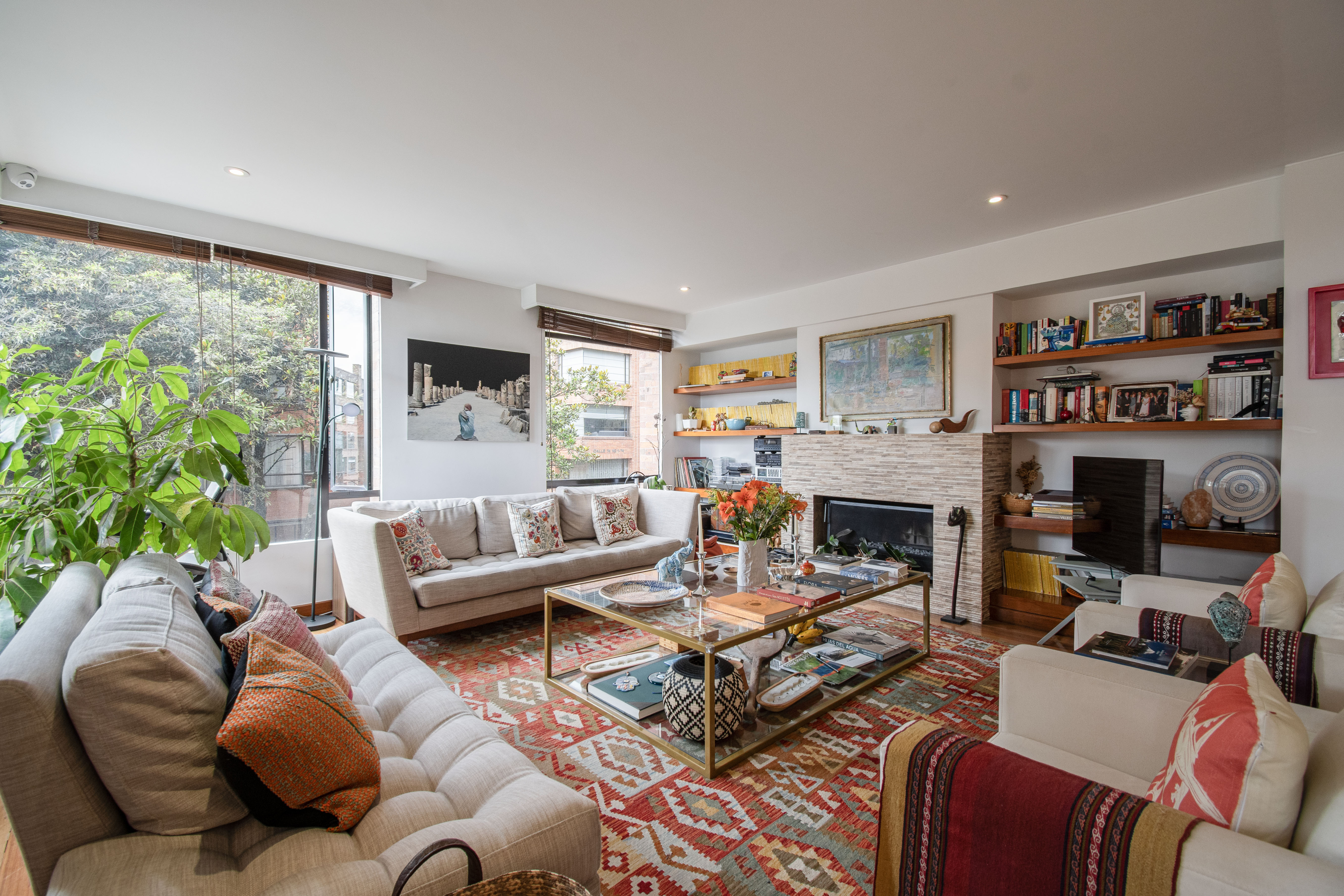 Iluminado apartamento con vista para arriendo en Rosales