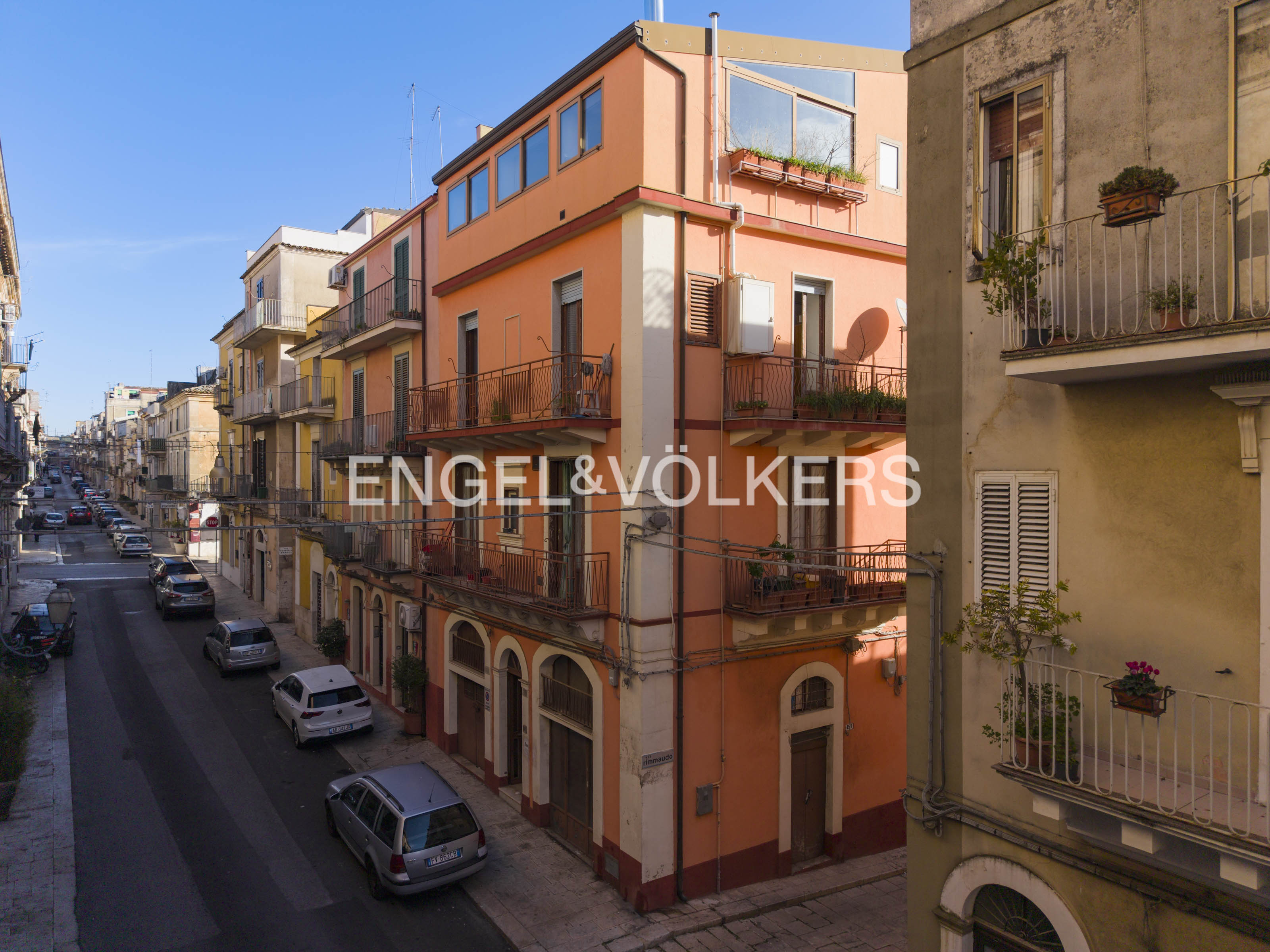 Charming independent townhouse with two garages