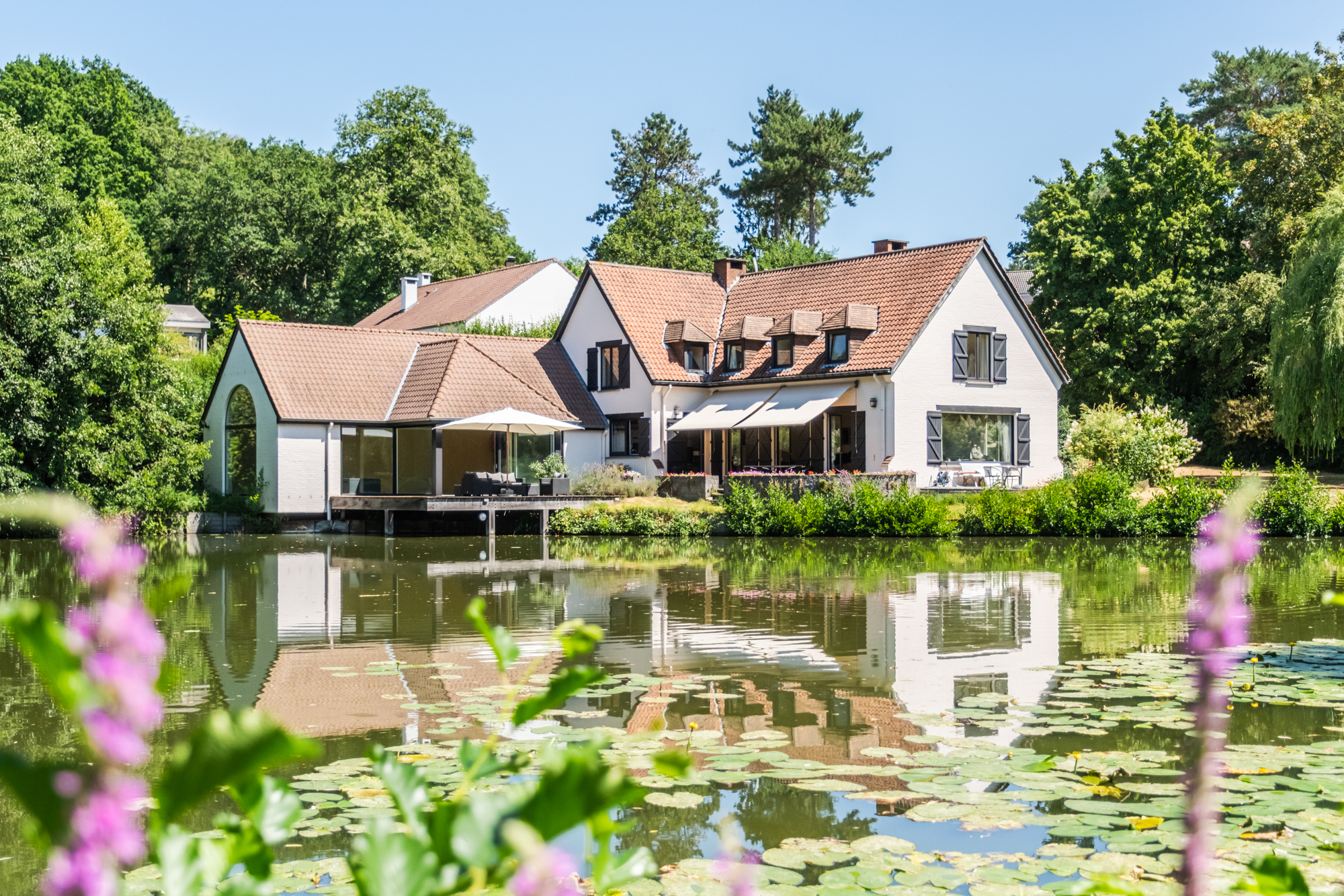 Elegant property set on over 72 ares, featuring a pond, private jetty and swimming pool