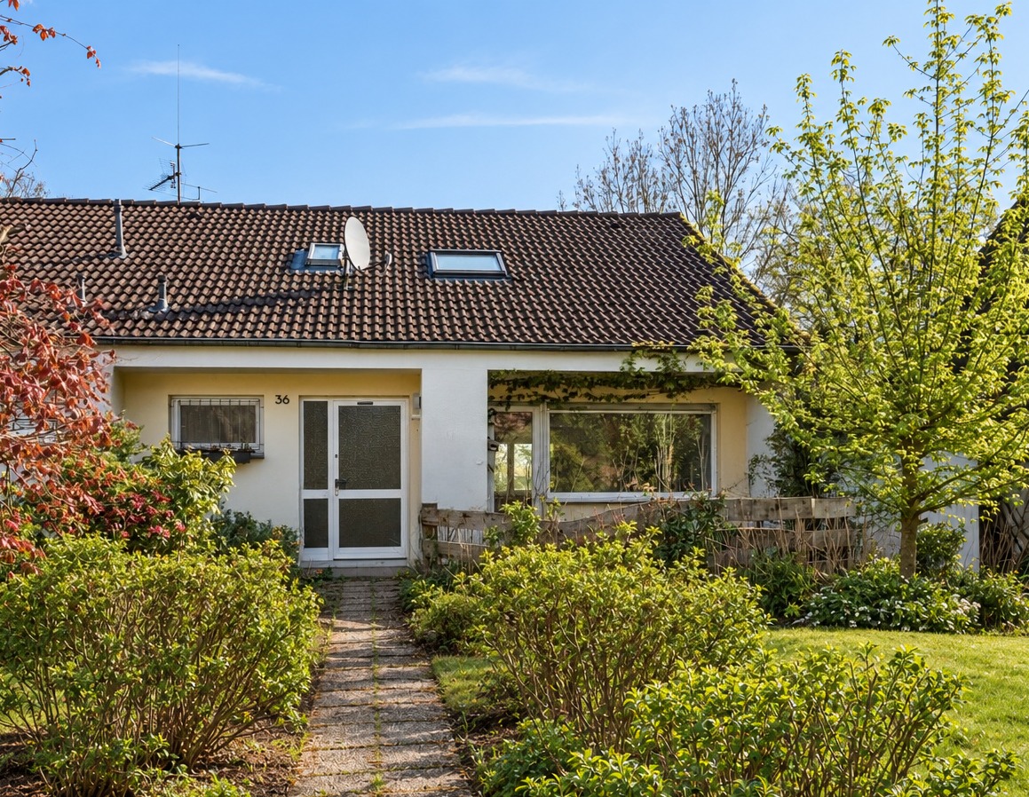 Semi-detached house with expansion potential and a green retreat – renovation project with potential