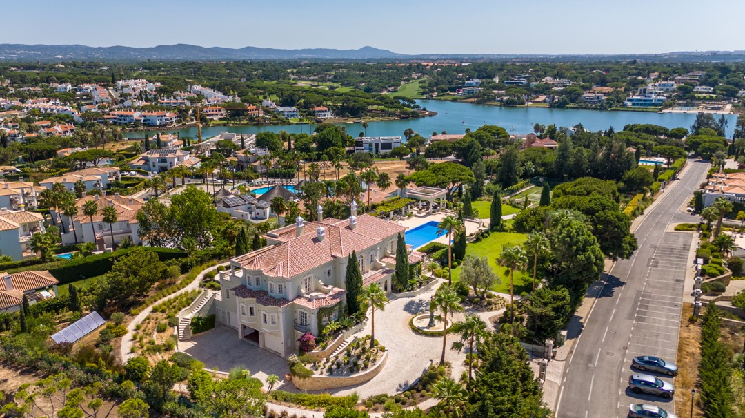 Stunning 11 bedroom Villa with Panoramic Views and close to the Beach in Quinta do Lago