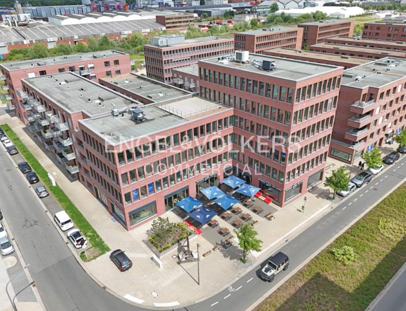 Flexibel gestaltbare moderne Büroflächen mit Wasserblick
