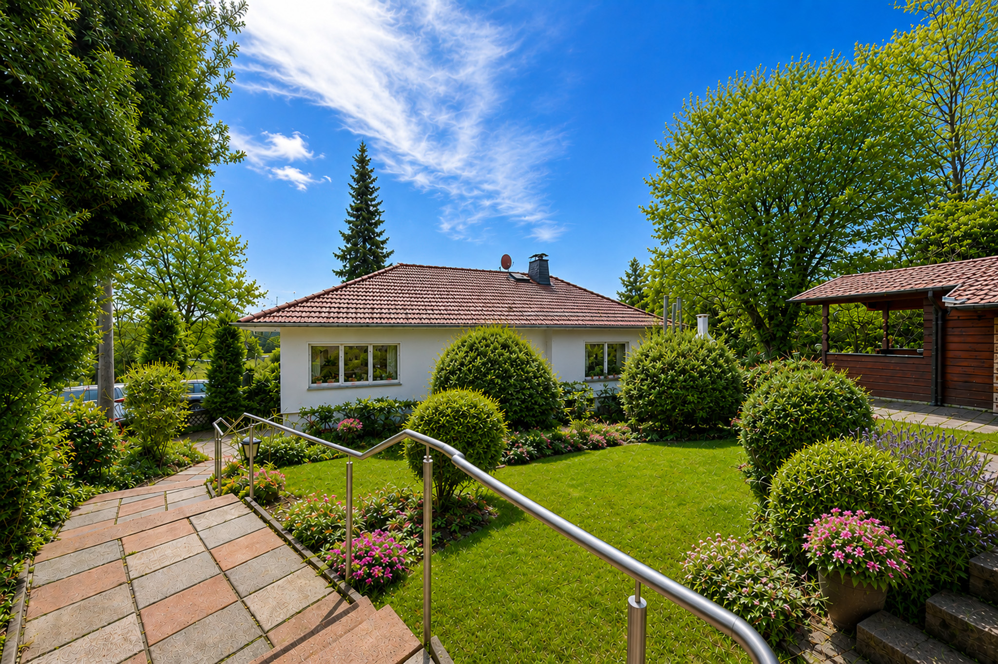 Charmantes Zweifamilienhaus mit großem Grundstück, Gartenidylle und vielfältigen Nutzungsmöglichkeiten