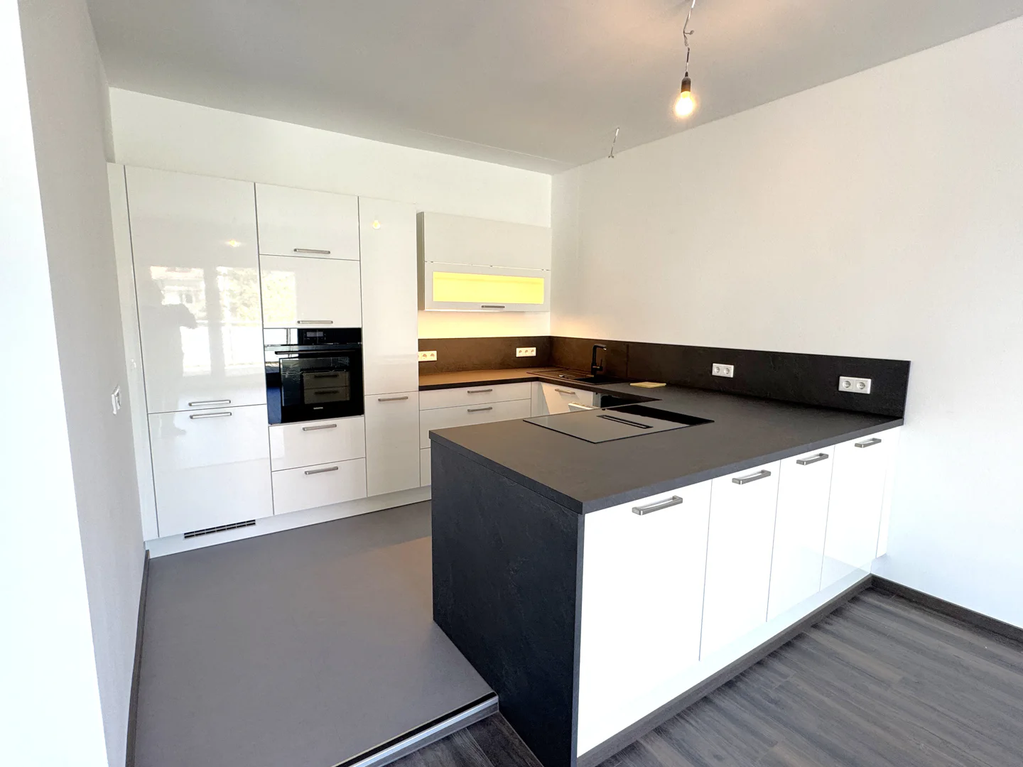 Erstbezug nach Kernsanierung – Stilvolle Maisonettewohnung mit Dachterrasse und Panoramablick - Photo 4
