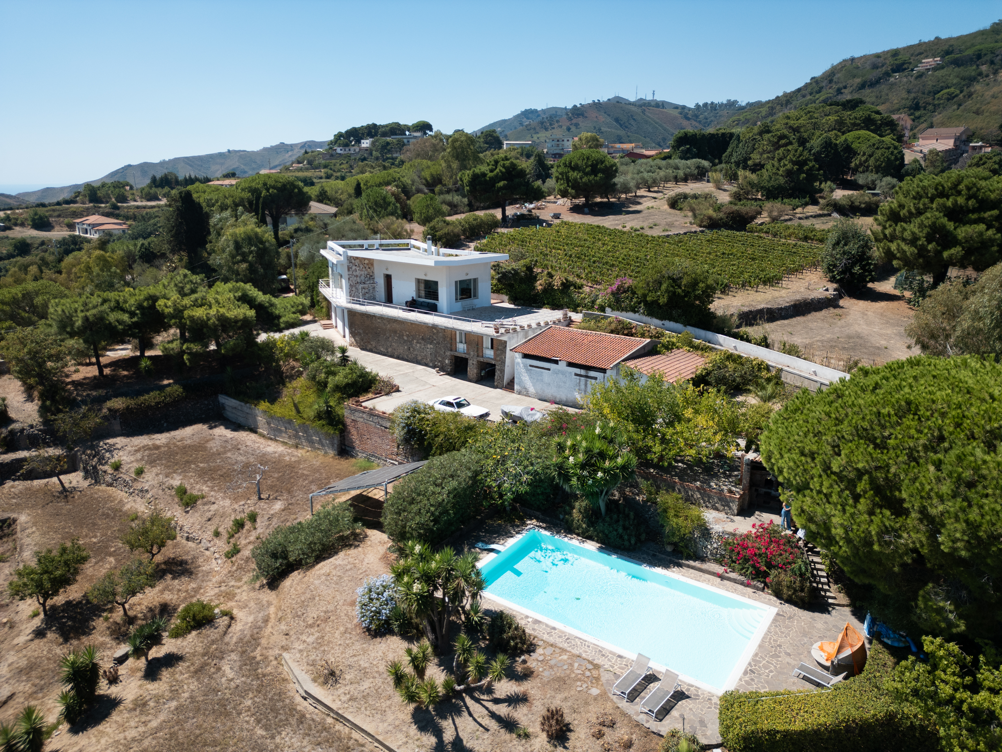 “Villa Tanina”: an elegant residence for rent with panoramic views over the Strait of Messina