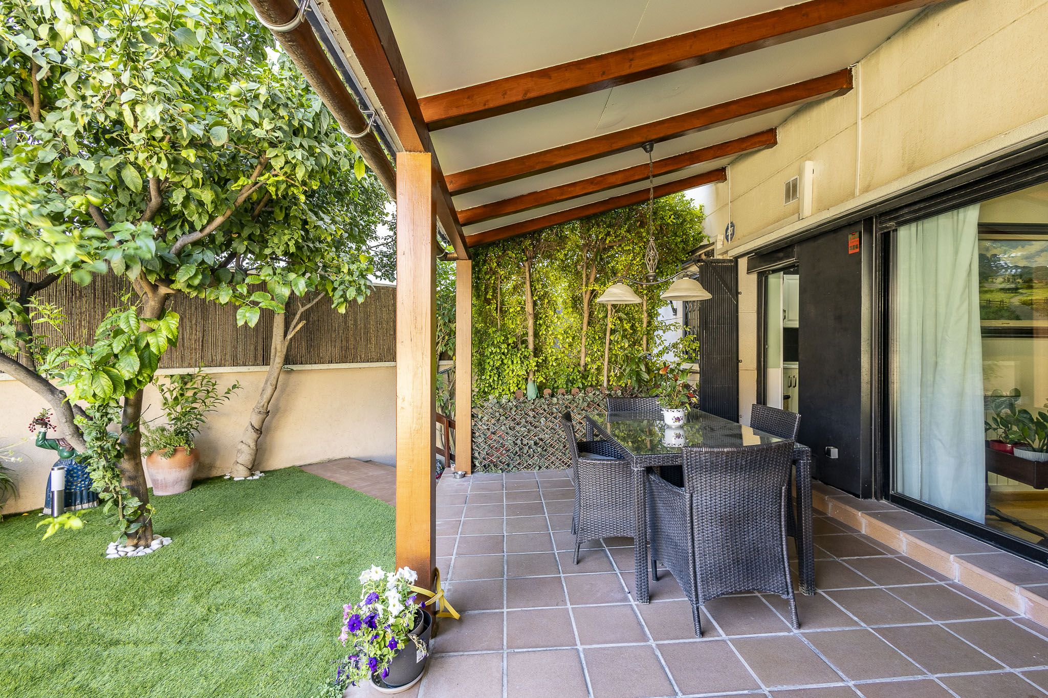 Elegante y espaciosa planta baja con jardín y piscina en Mas Llui