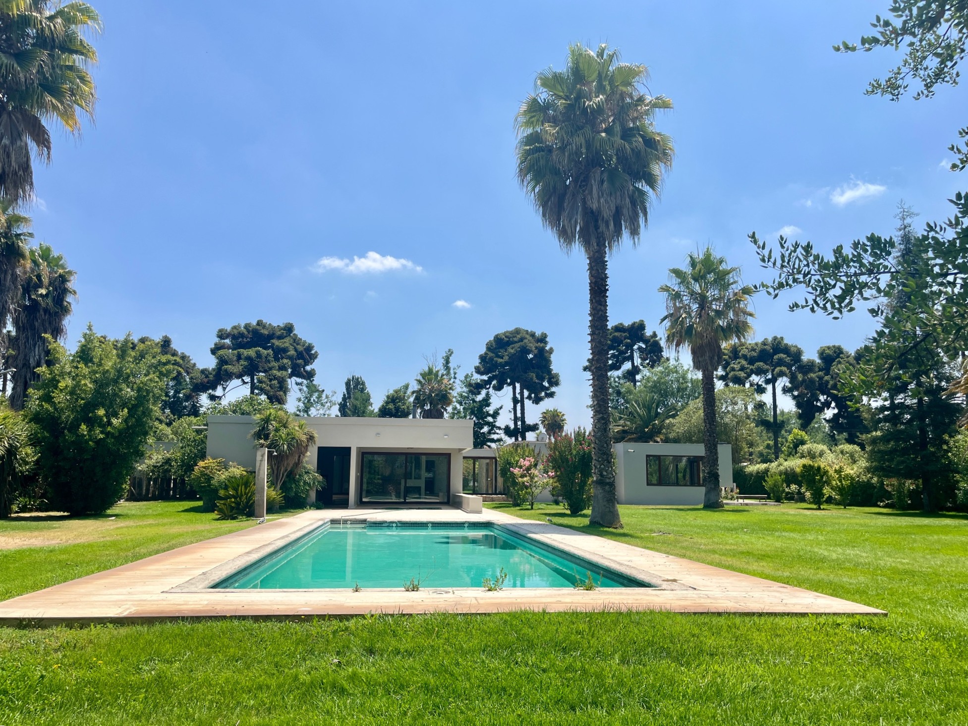 Casa mediterránea contemporánea, condominio Las Araucarias de Linderos