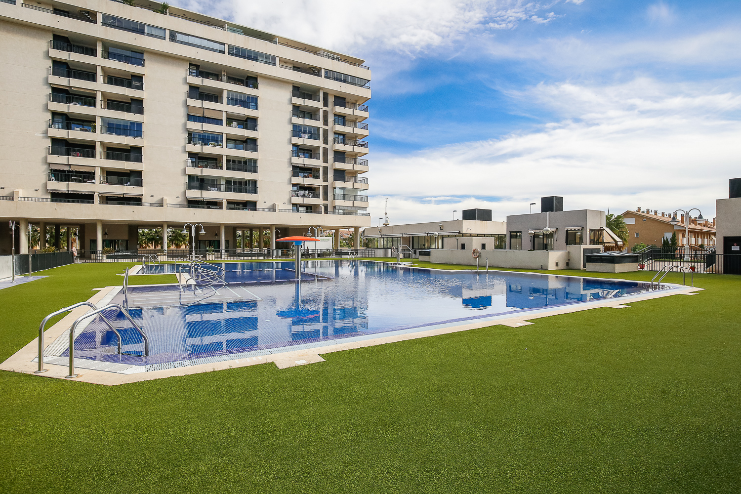 Exclusive penthouse with terrace and BBQ steps from La Patacona Beach