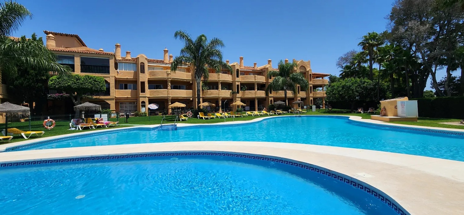 Large apartment with sea views in Mijas