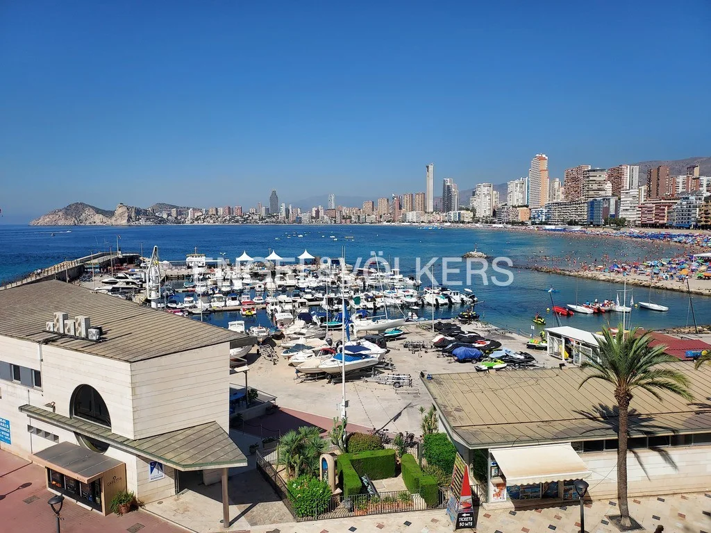 Premises in a prime area with spectacular views