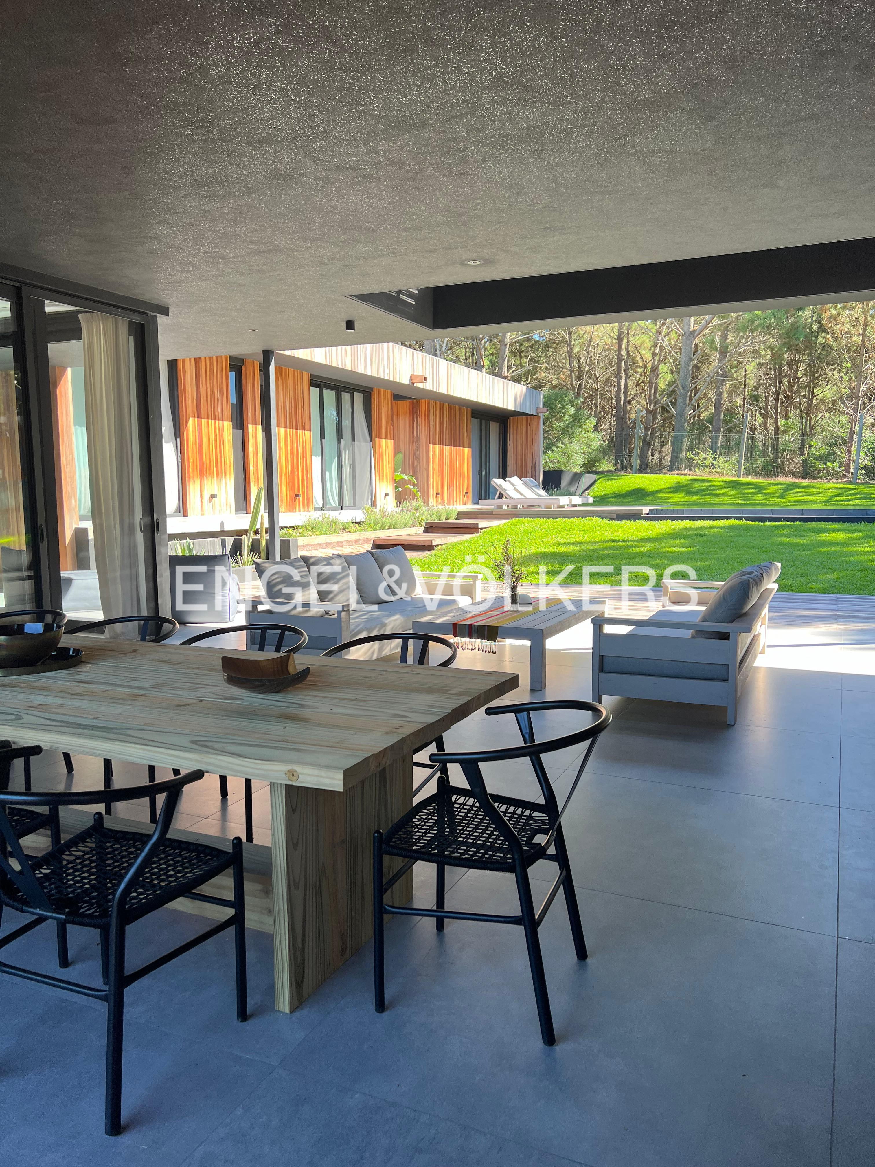 Solid house in Hidden Lagoon