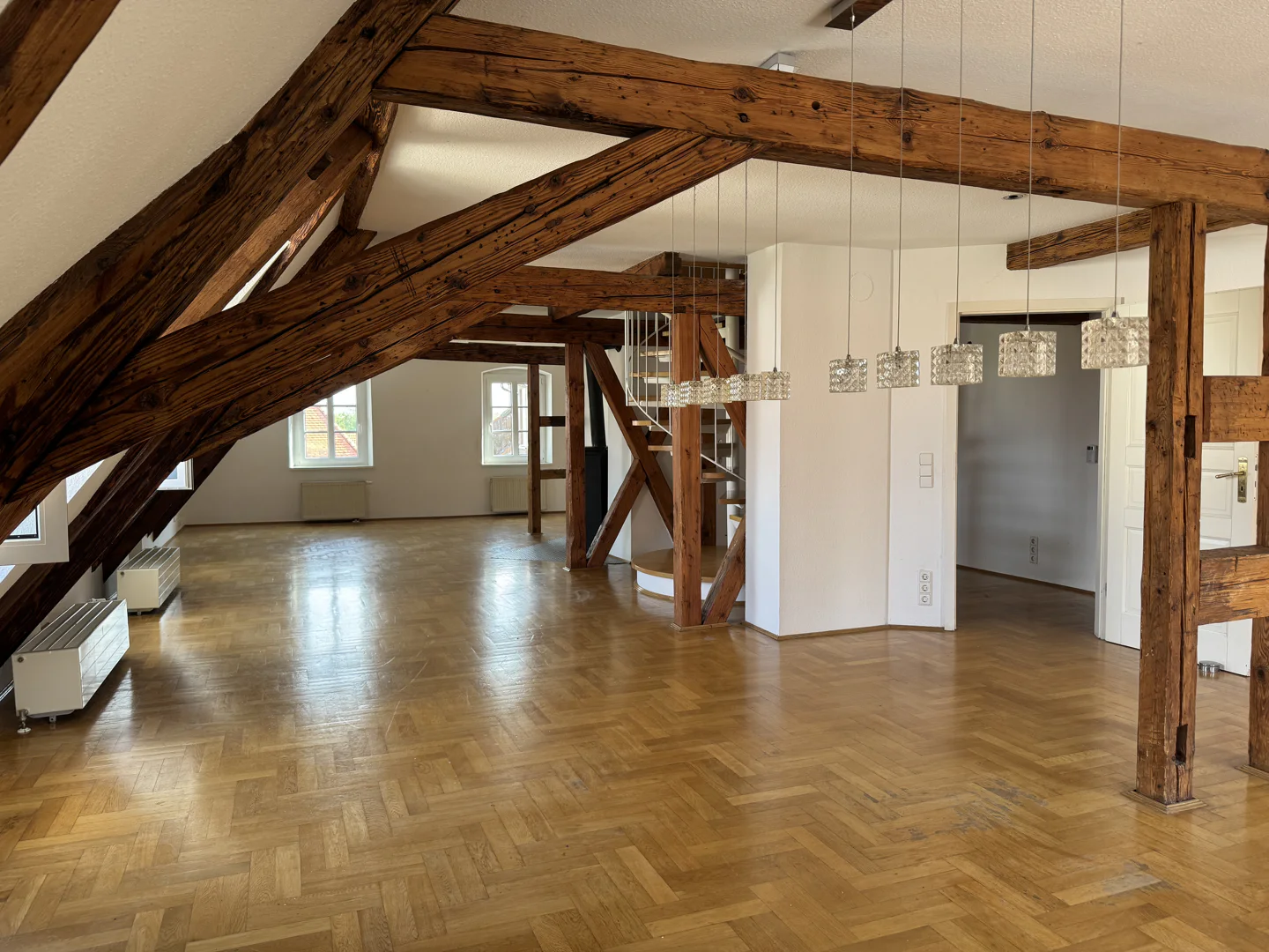 Charmante Altbauwohnung mit über 200m² Wohnfläche direkt in der Innenstadt - Photo 2