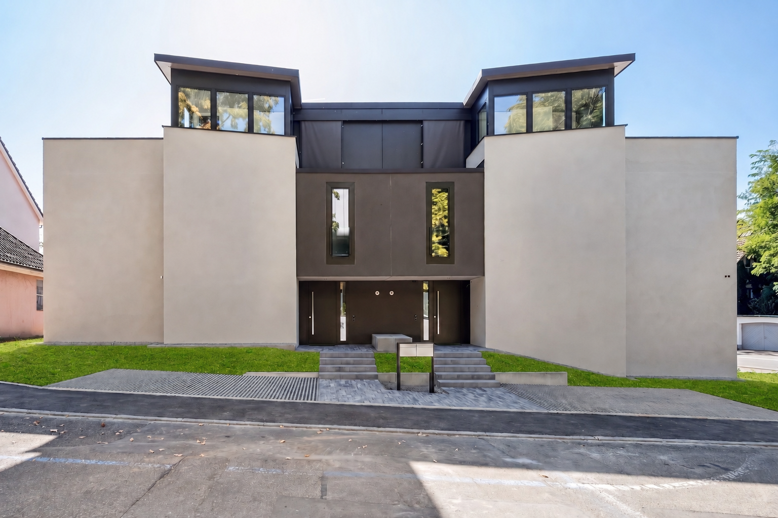 Exclusive living with a garden and rooftop terrace