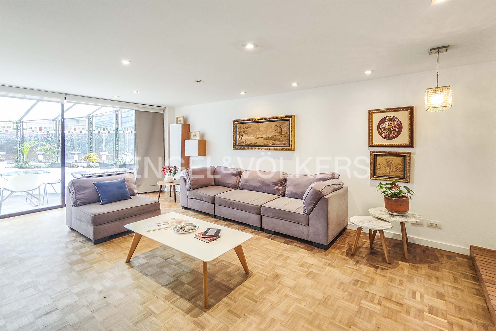 Iluminado apartamento con terraza para arriendo en el Chicó Virrey