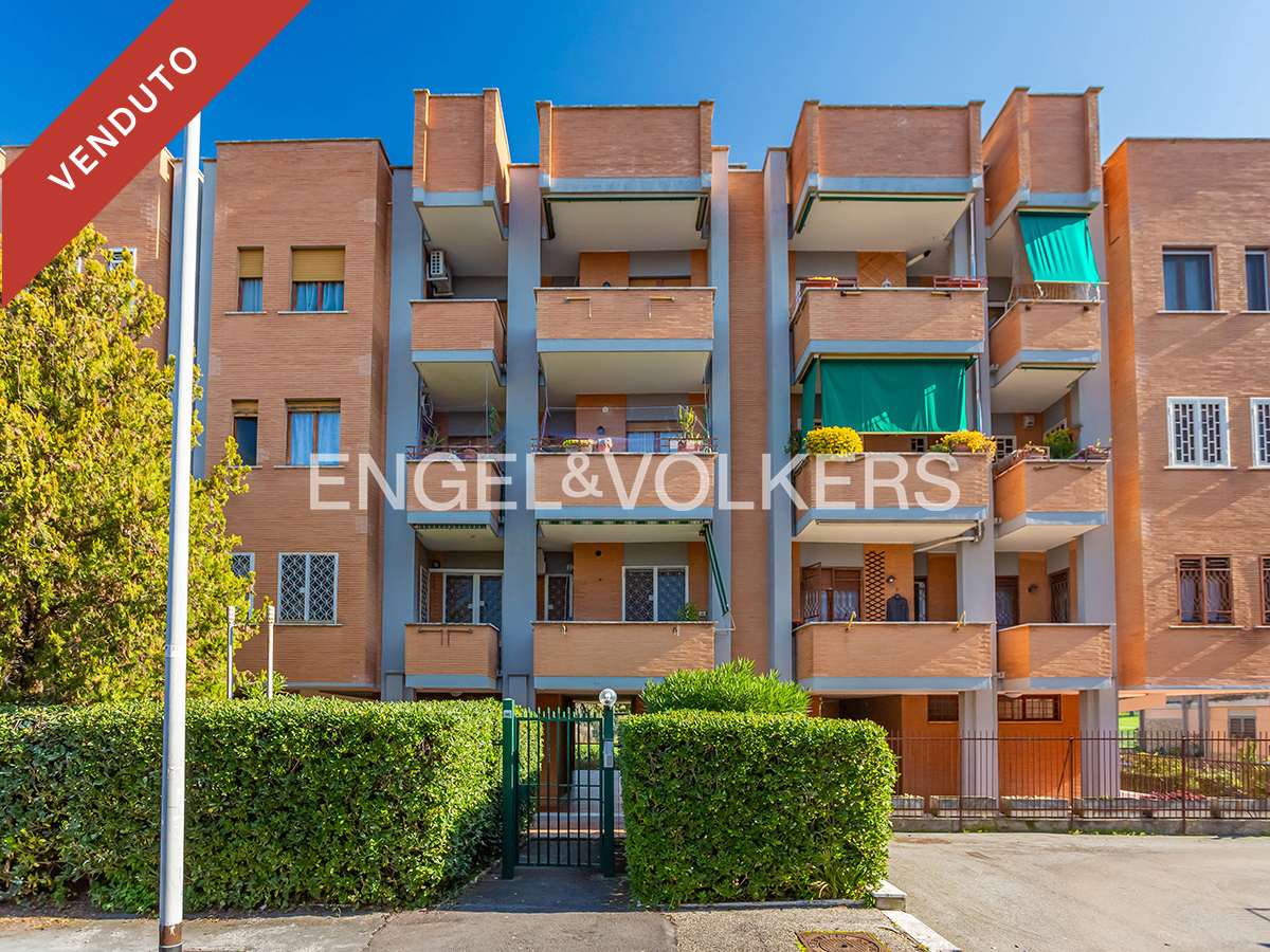 Bright four-room flat in Tre Pini-Spinaceto