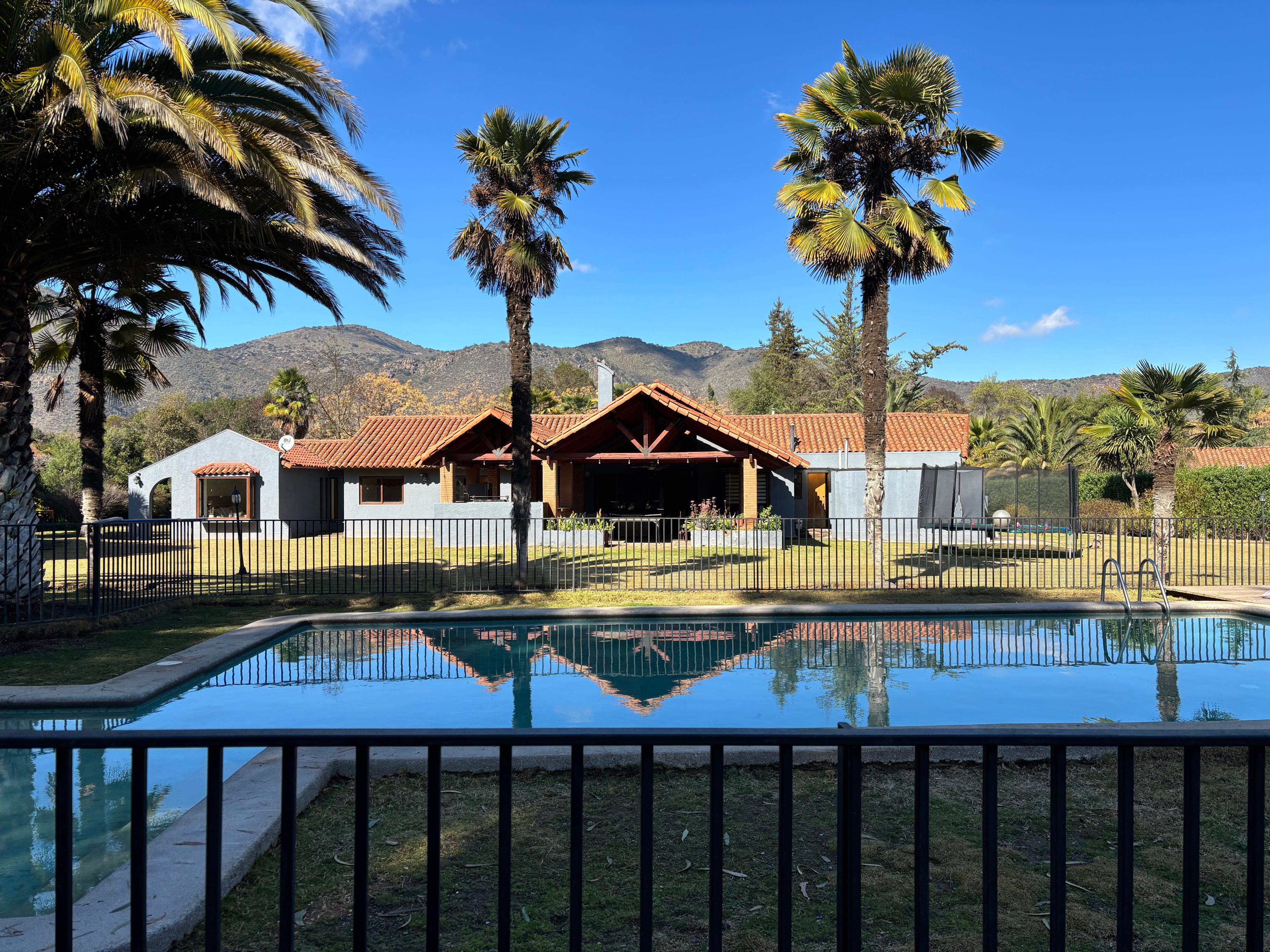 Renovada e impecable casa en Condominio consolidado