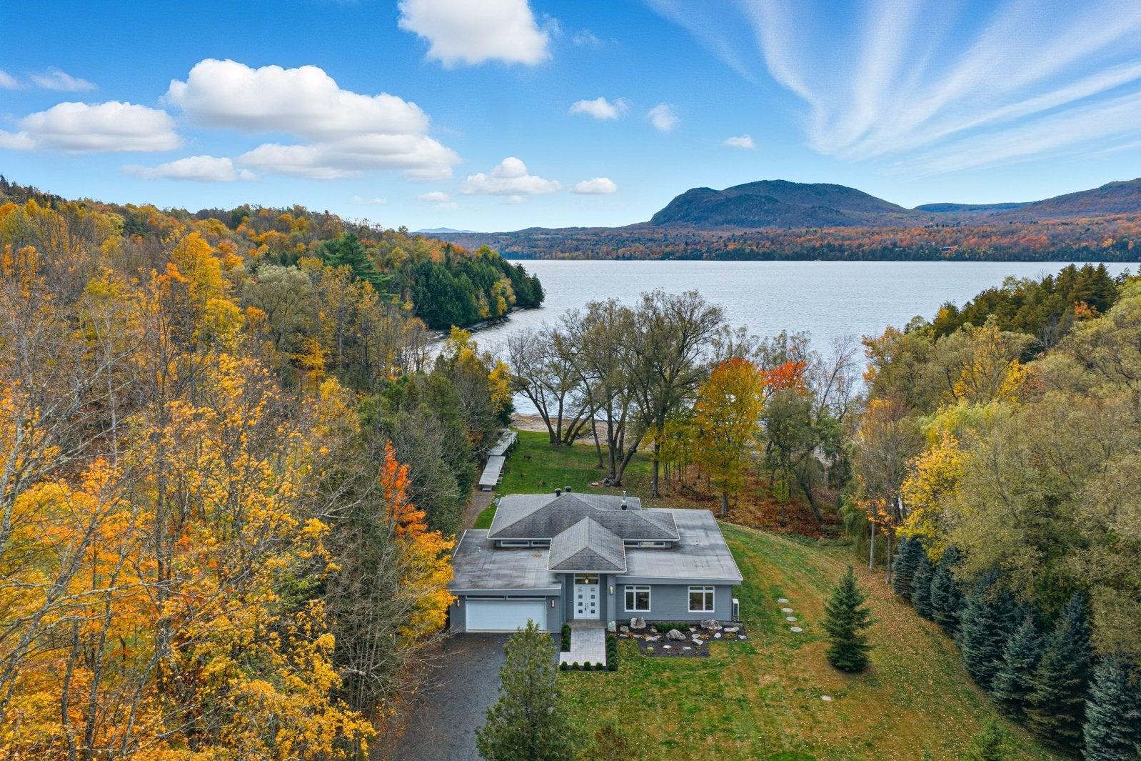 An exceptional lifestyle on the shores of Lake