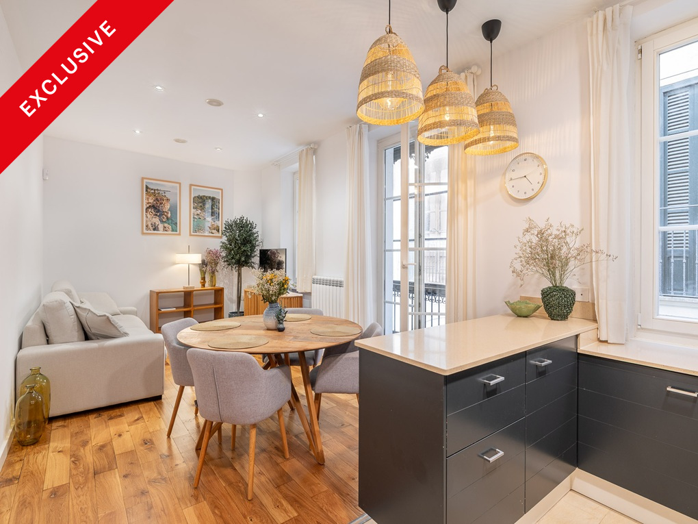 Bright, cozy apartment with elevator and balconies near Cort