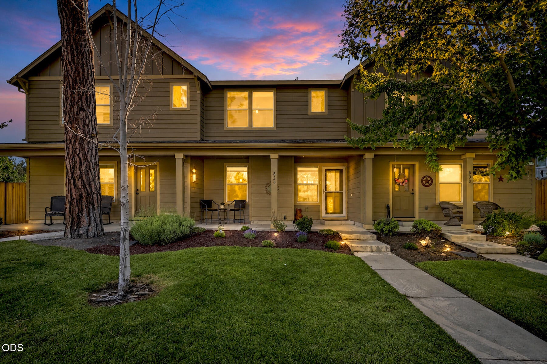 Beautiful, Turnkey Townhome in Prime Sisters Location