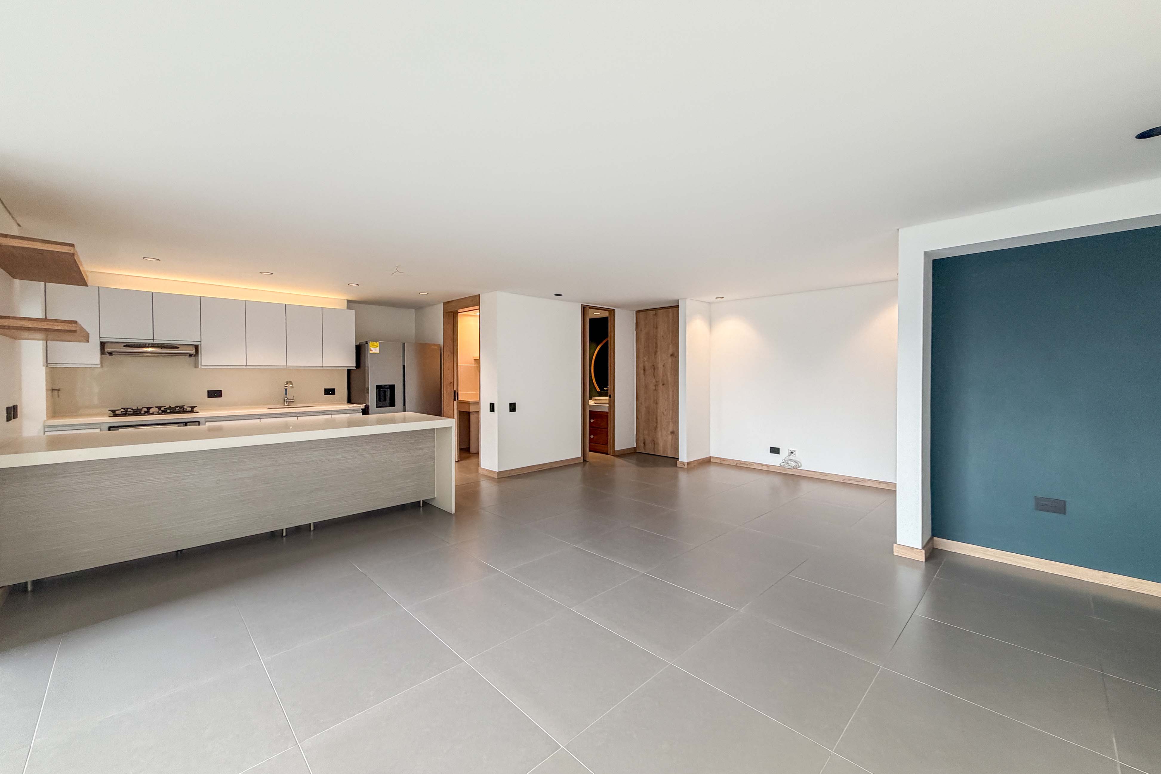 Apartamento con balcón y clubhouse para arriendo en El Poblado