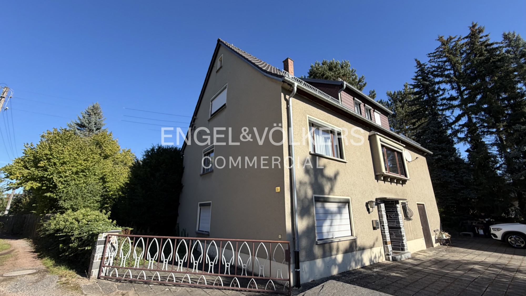 Modernisierungsbedürftiges Einfamilienhaus mit ehemaliger Praxis