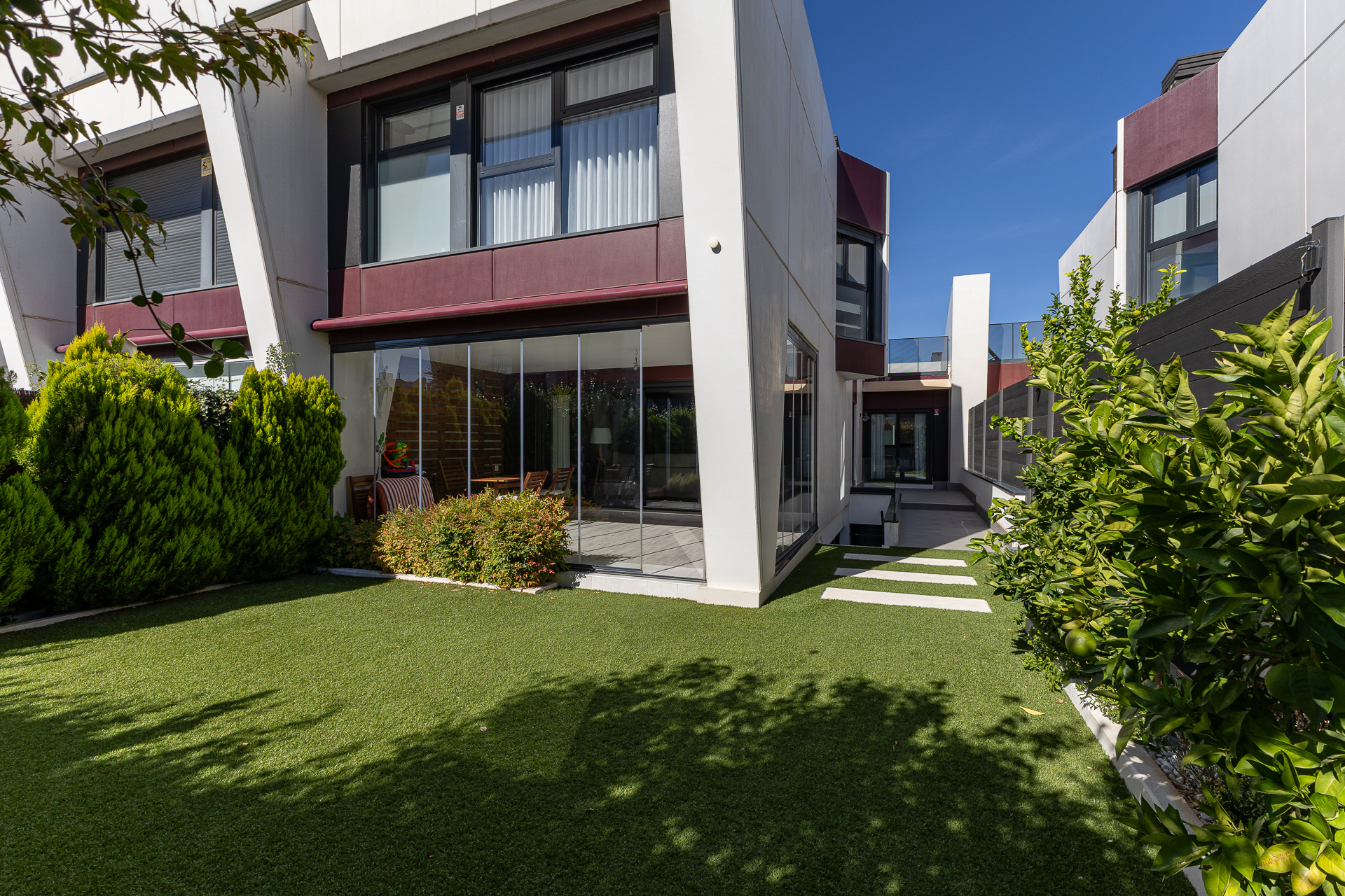 Modern furnished semi-detached house  for rent