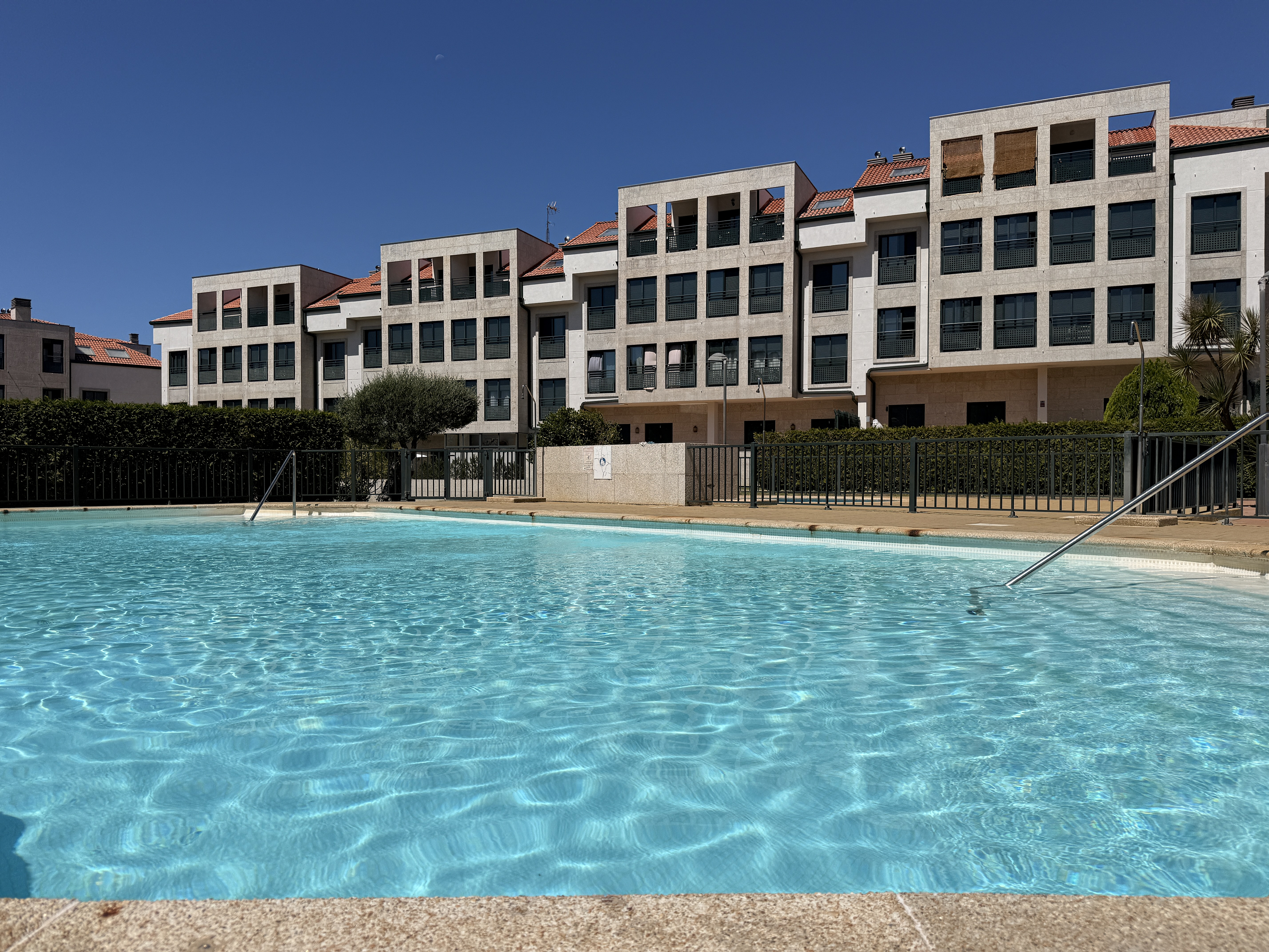 Piso de 3 dormitorios en urbanización con piscina y jardín