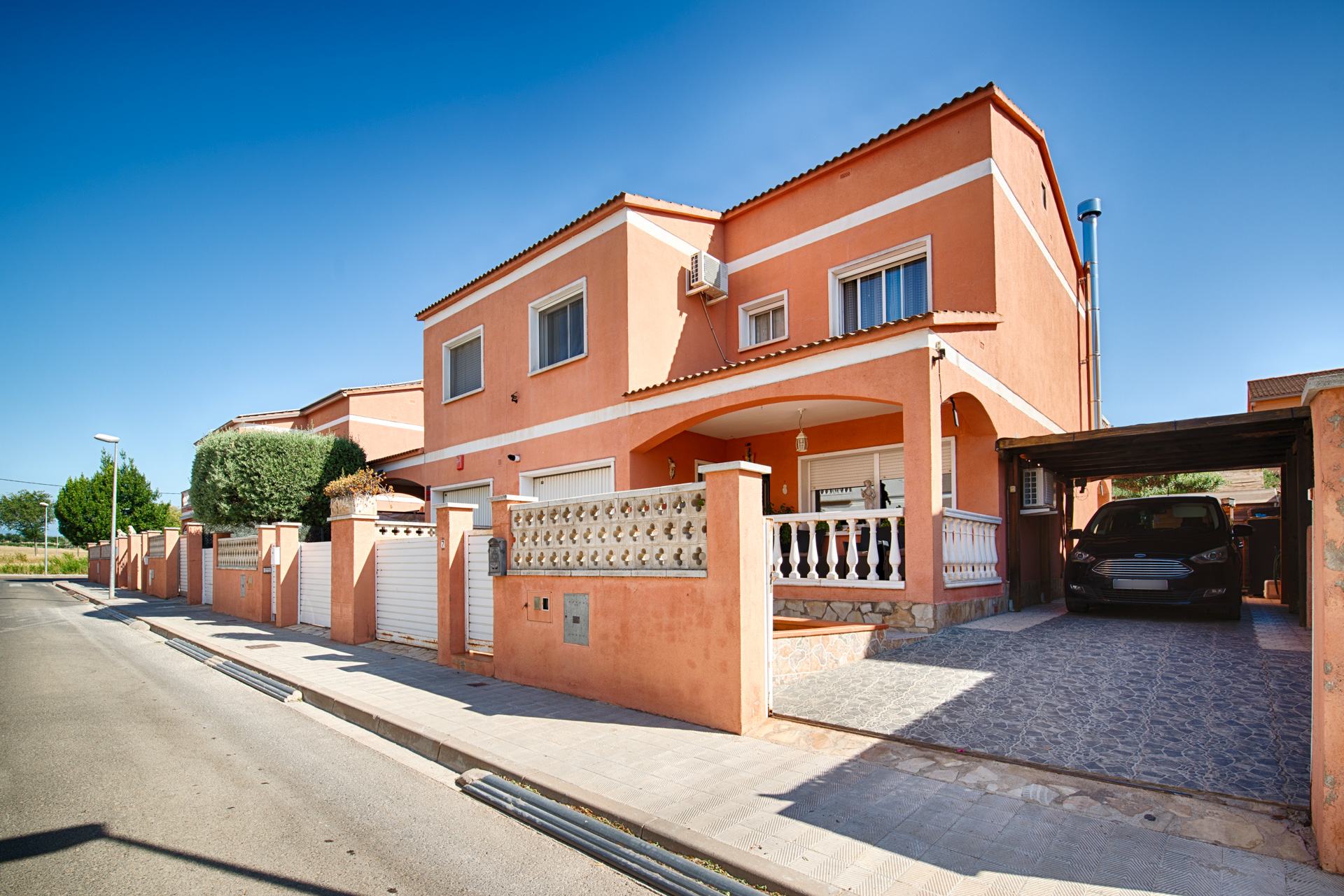 Doppelhaushälfte mit 4 Schlafzimmern, Garage und Innenhof in Les Forques (Vilafant)