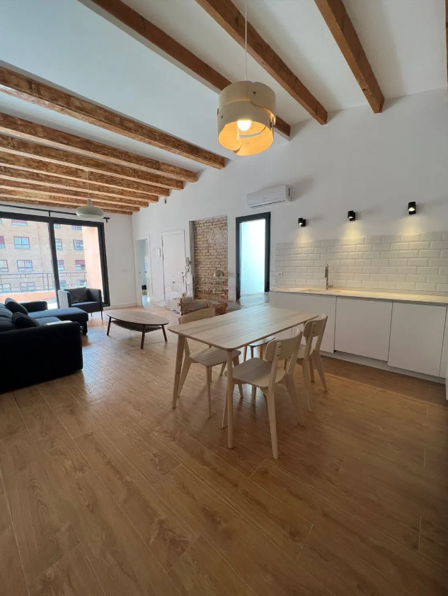Rental on Dr. Peset Aleixandre Ave.