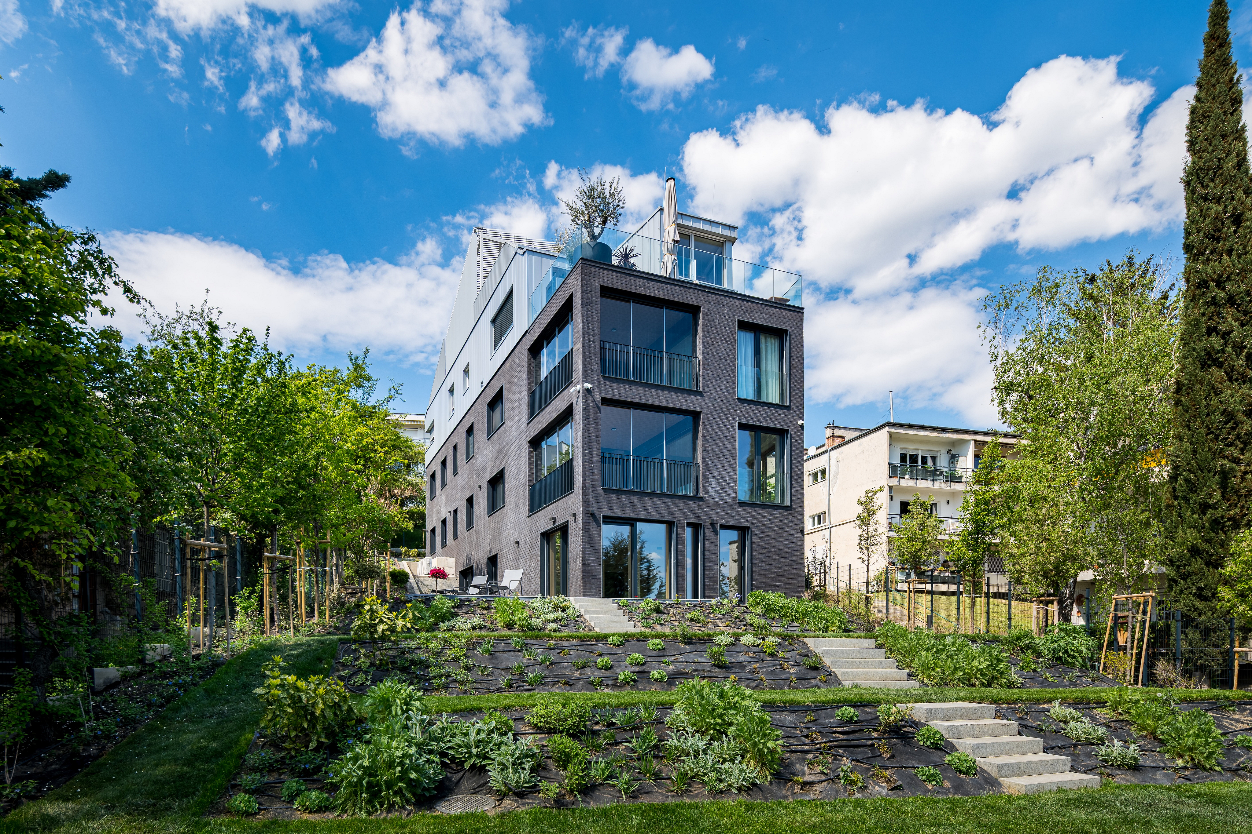 Garden-connected apartment built with a holistic approach