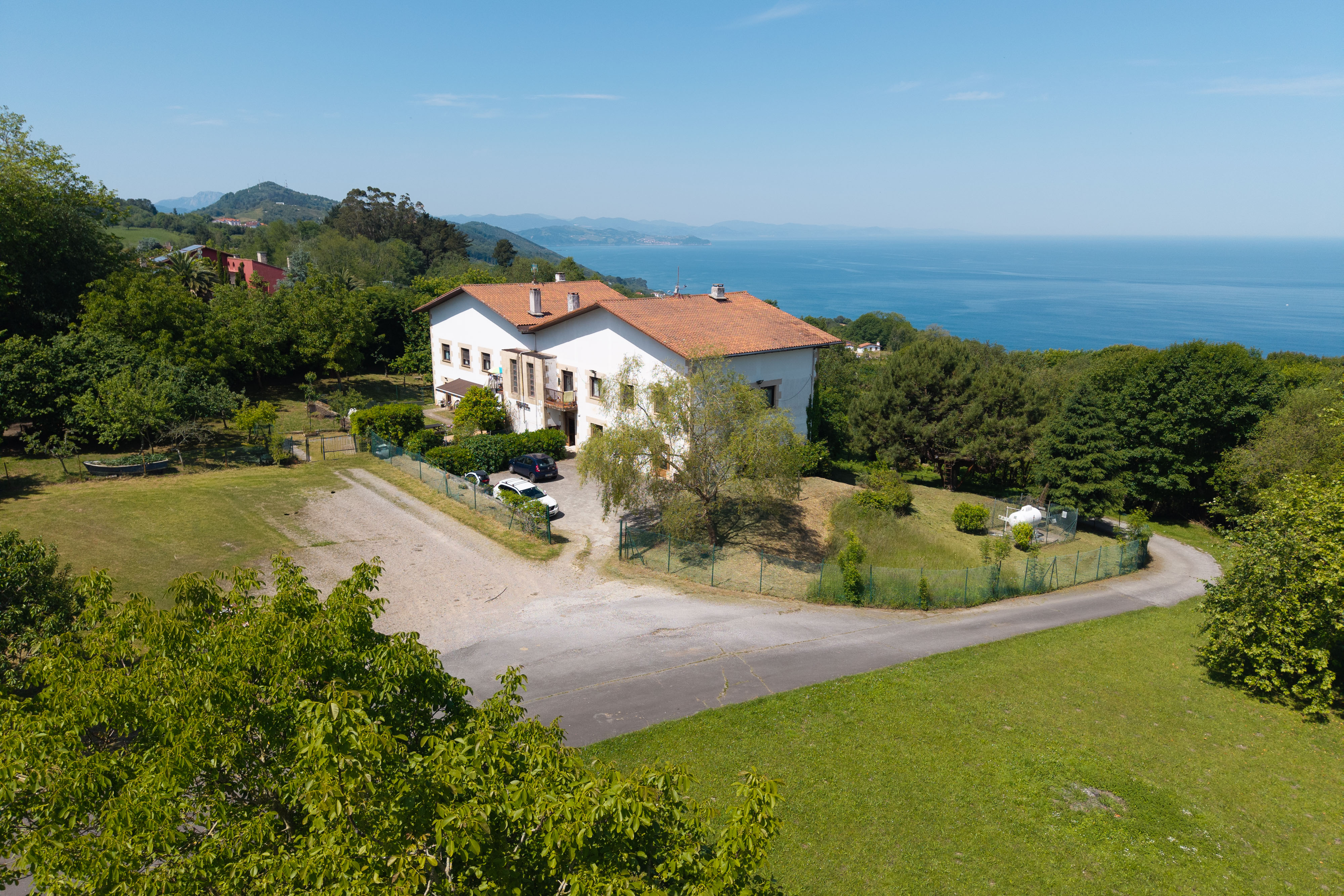 Discover an exclusive villa in Igeldo, Donostia/San Sebastián: 625 m², 5 bedrooms, private garden and luxury potential, with privacy and sunsets over the Cantabrian Sea.