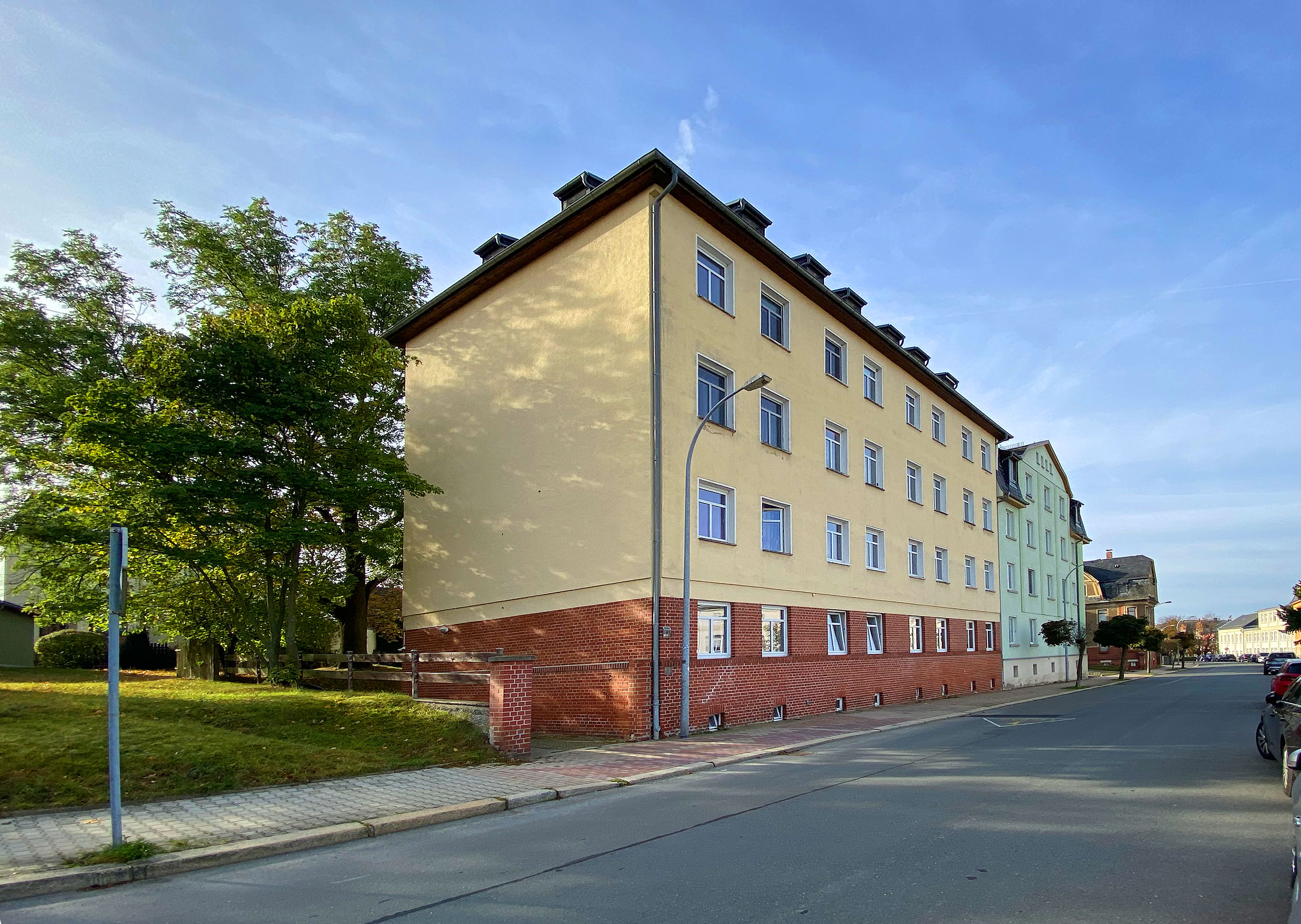 Gepflegtes Mehrfamilienhaus mit Balkonen