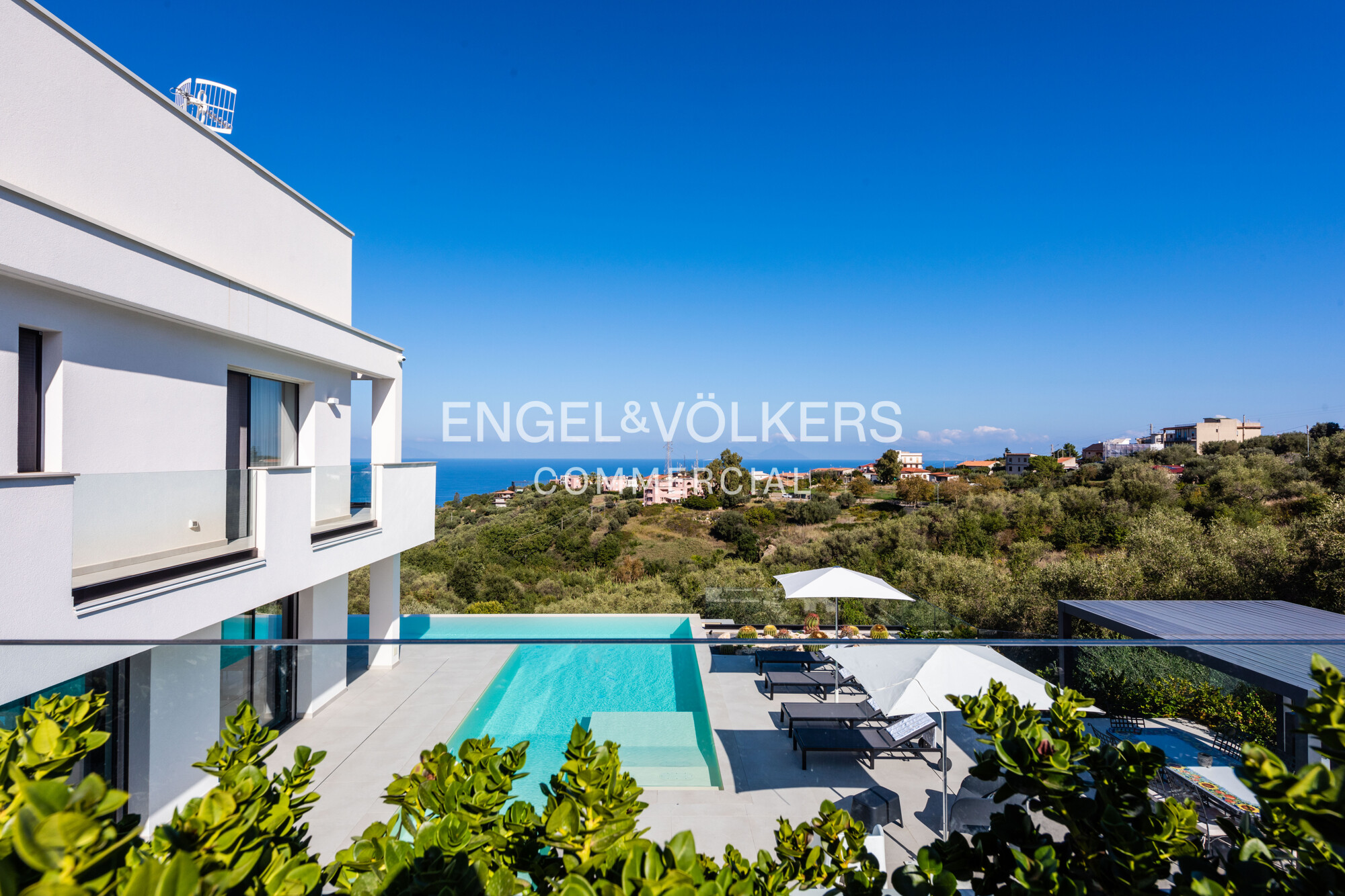 Luxury and contemporary elegance with an infinity pool