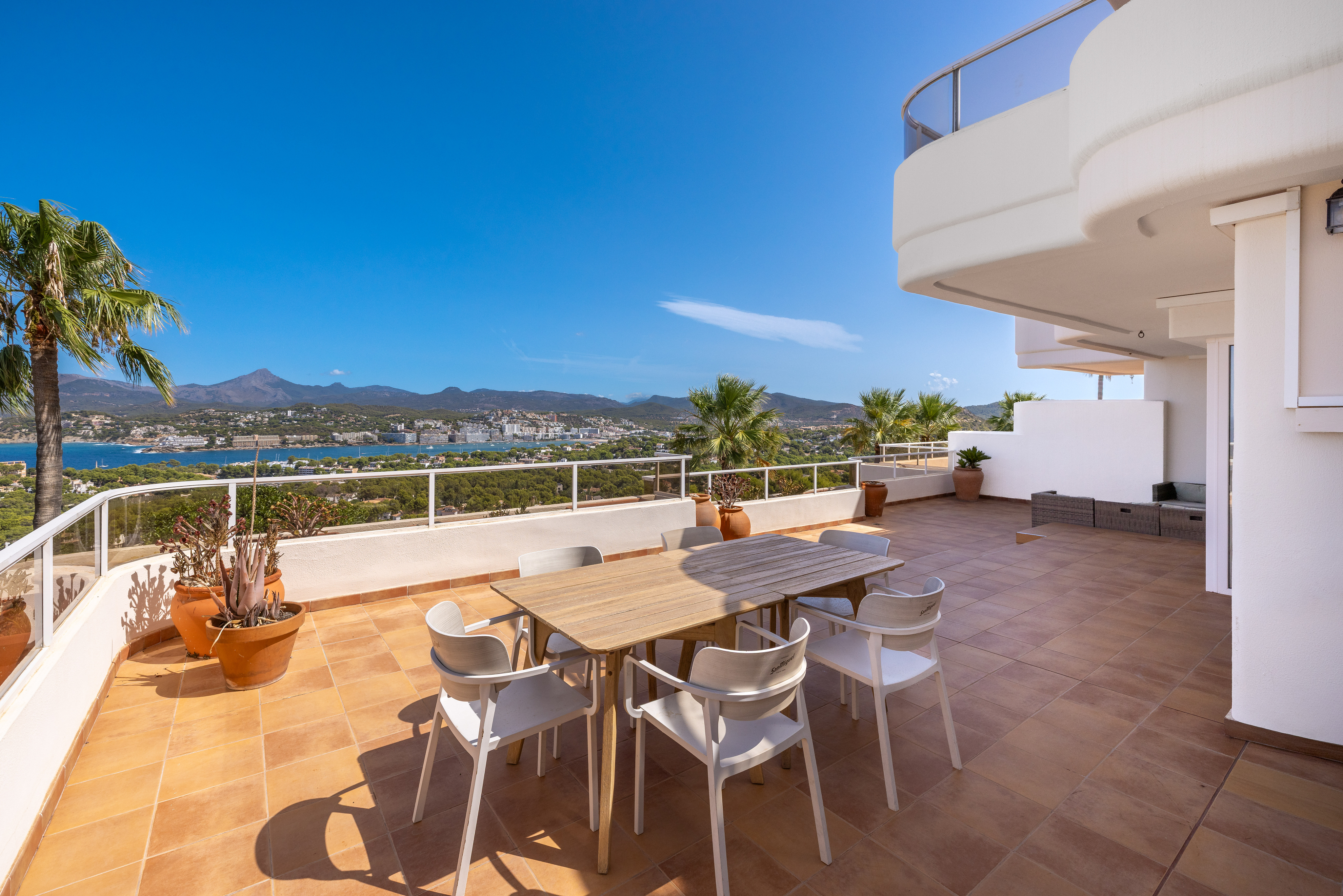Exclusive penthouse with panoramic views of the sea and the mountains