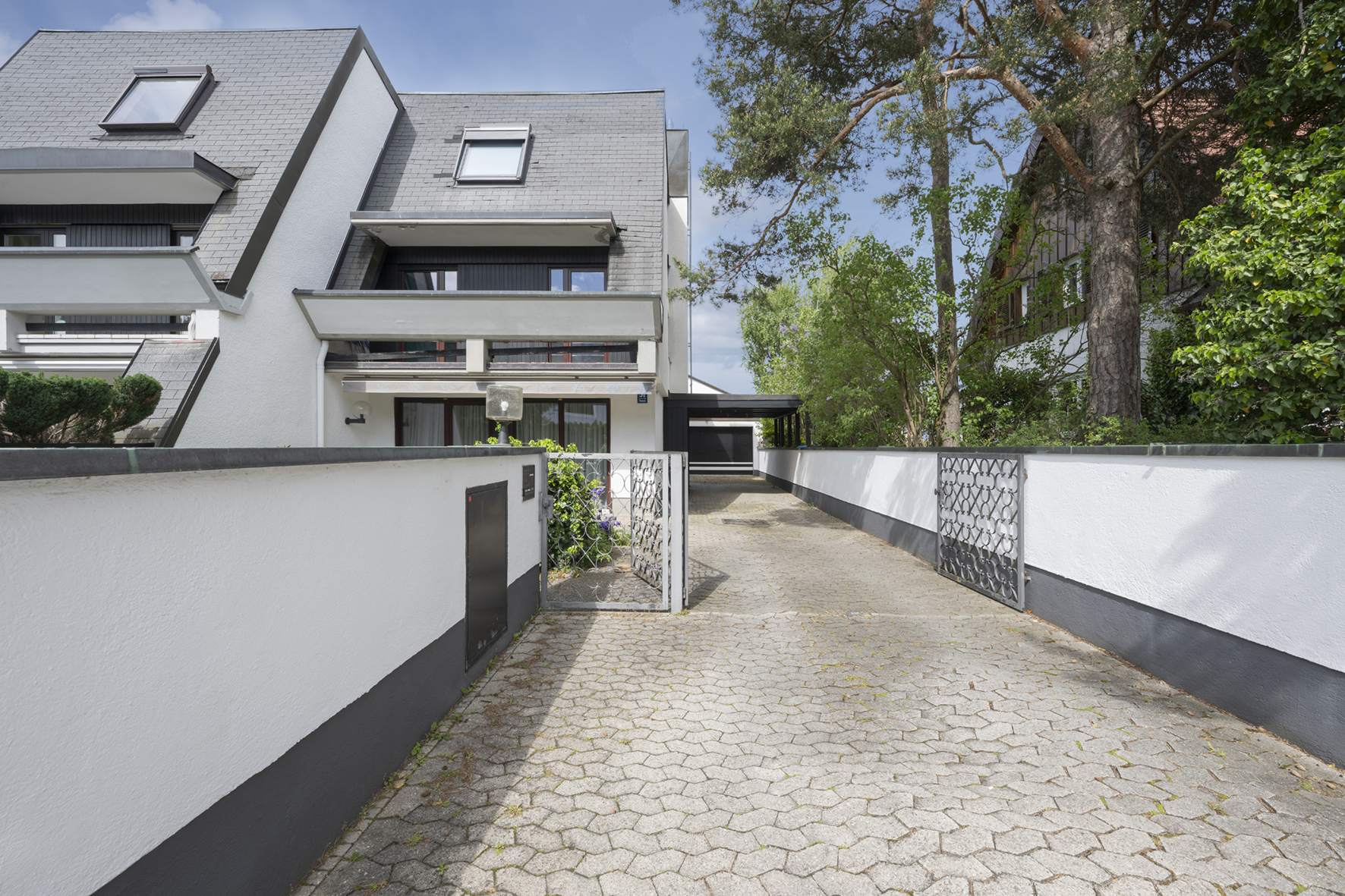 Charm, garden, views: semi-detached house with outdoor pool in Waldtrudering