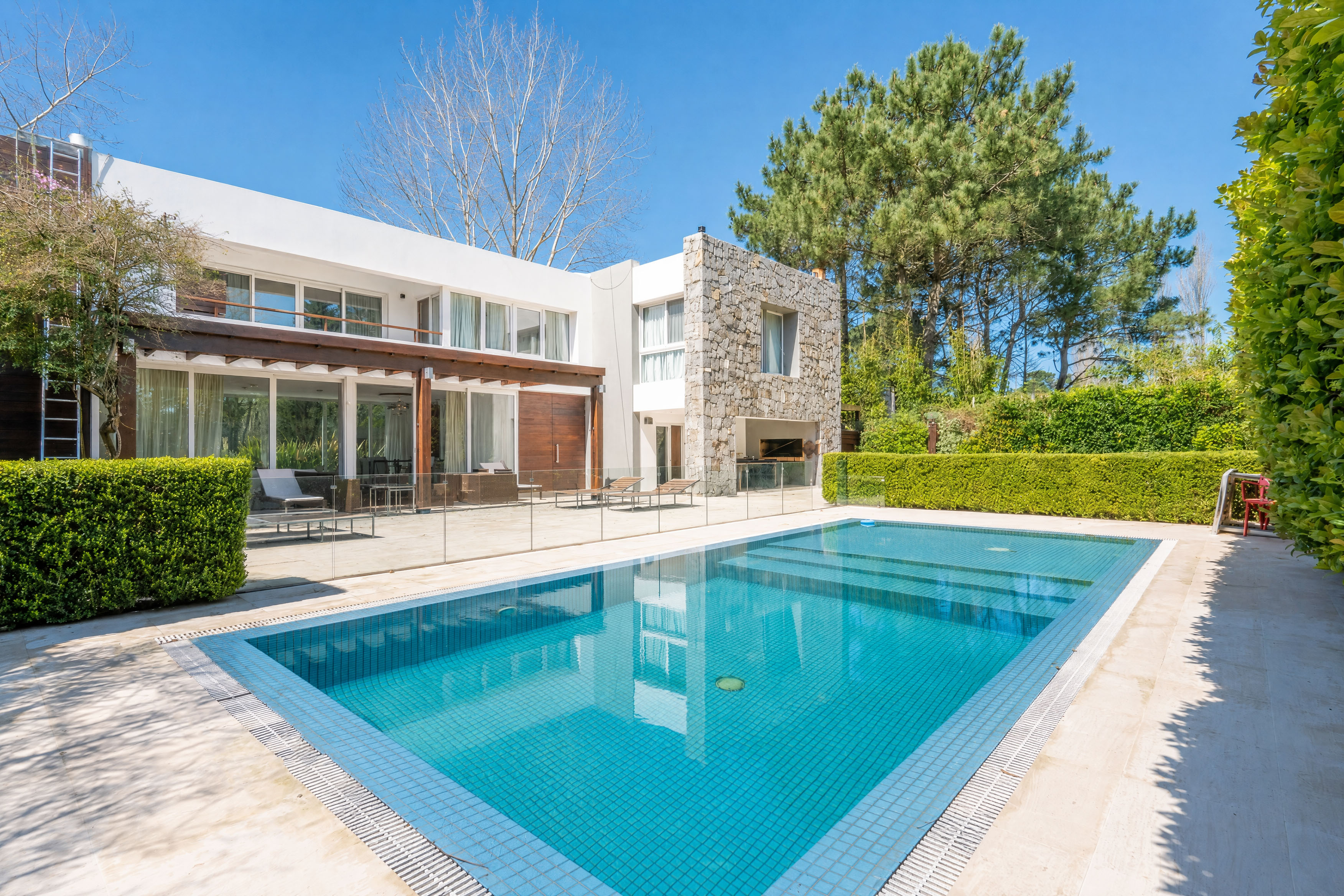 Casa de 4 Suites con Piscina en Barrio Privado [Modificado por IA]