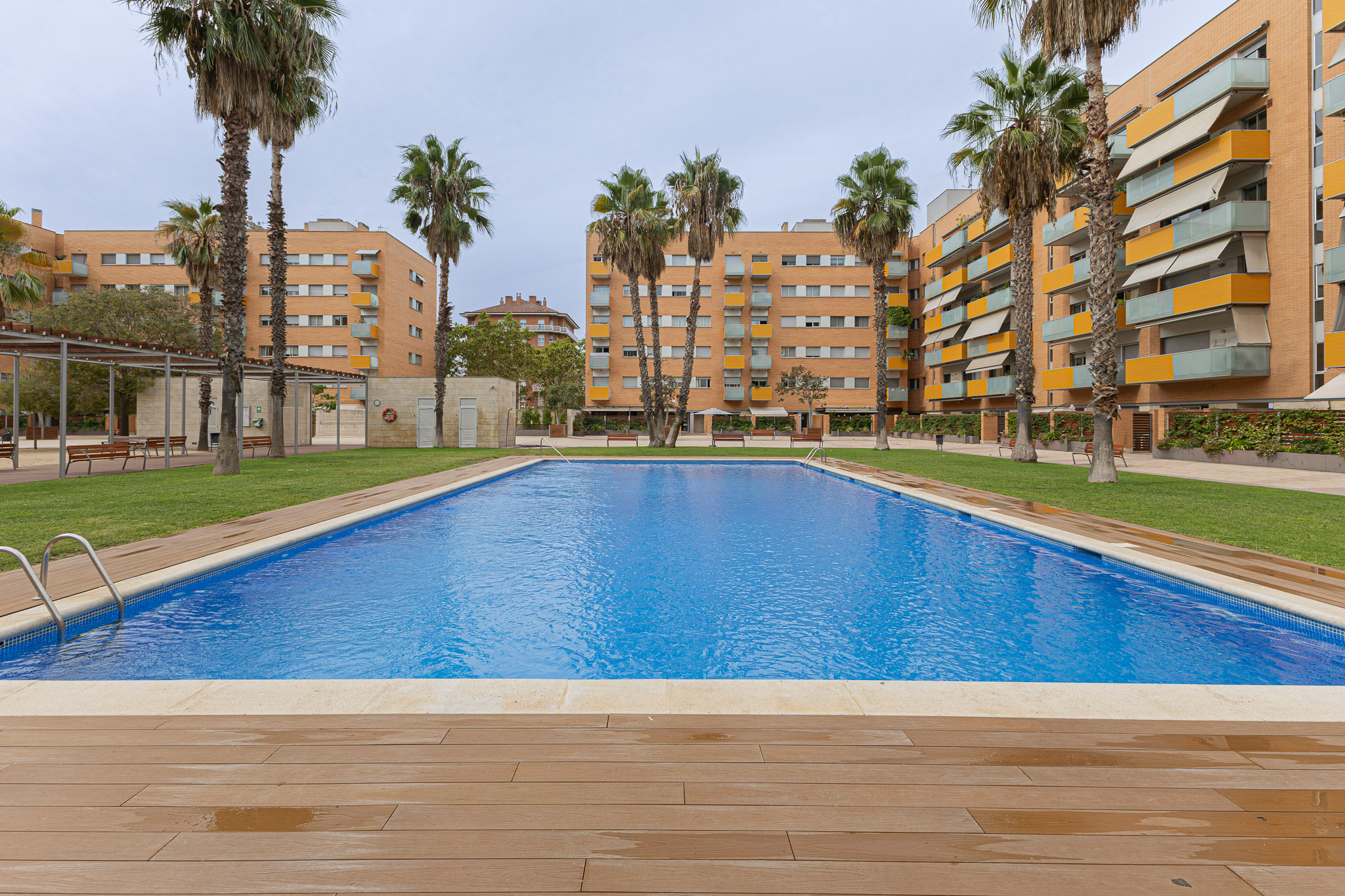 Hermoso apartamento vacacional con piscina y estacionamiento