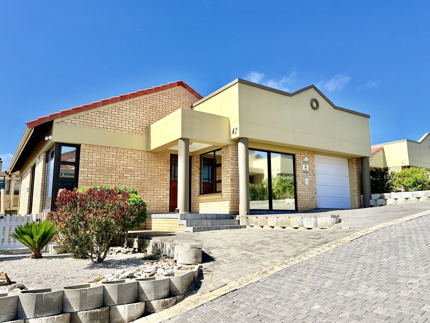 Lock-Up-and-Go Perfection: Modern 2-Bed Single-Level House