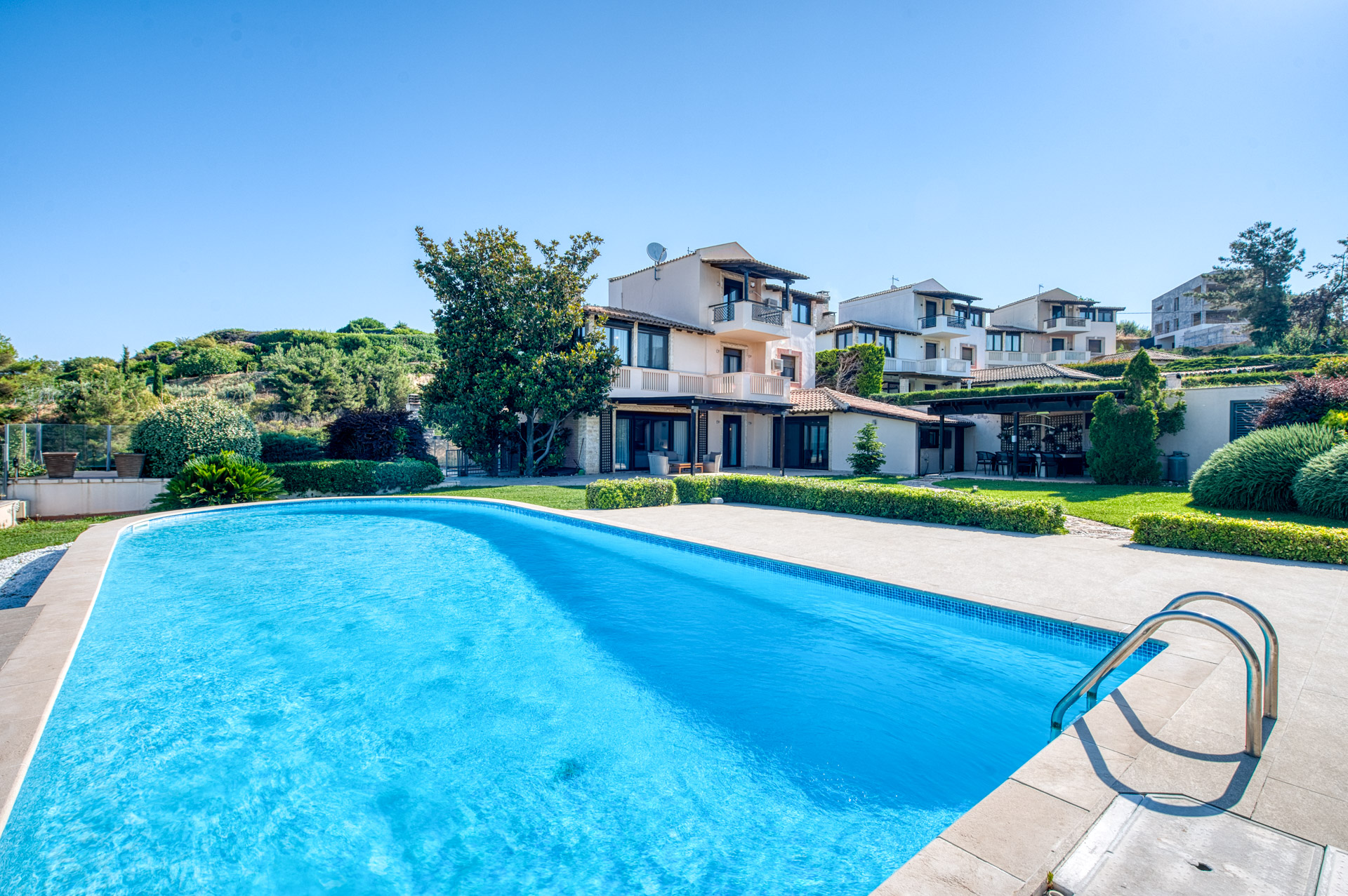 Detached house with swimming pool and sea view
