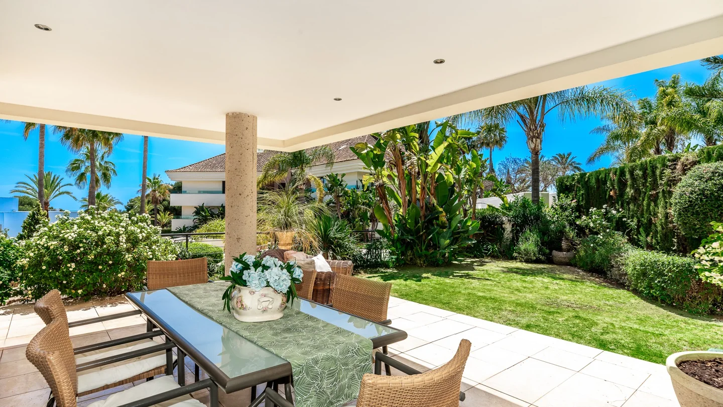 Elegantes Apartment in Los Monteros am Strand in der sicheren Wohnanlage, Marbella Ost
