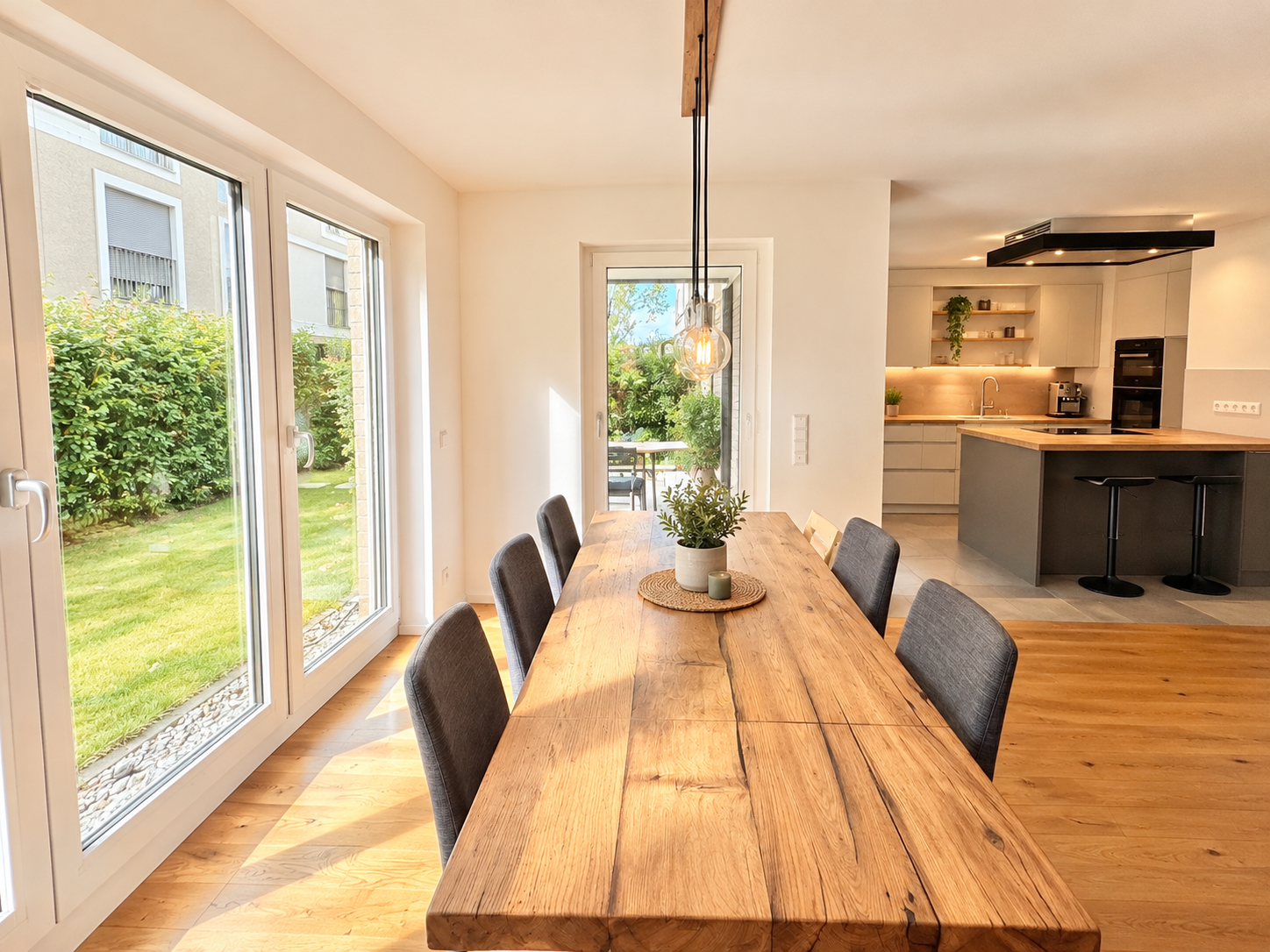 Moderne Erdgeschoss-Wohnung mit großem Garten im Hof-Quartier