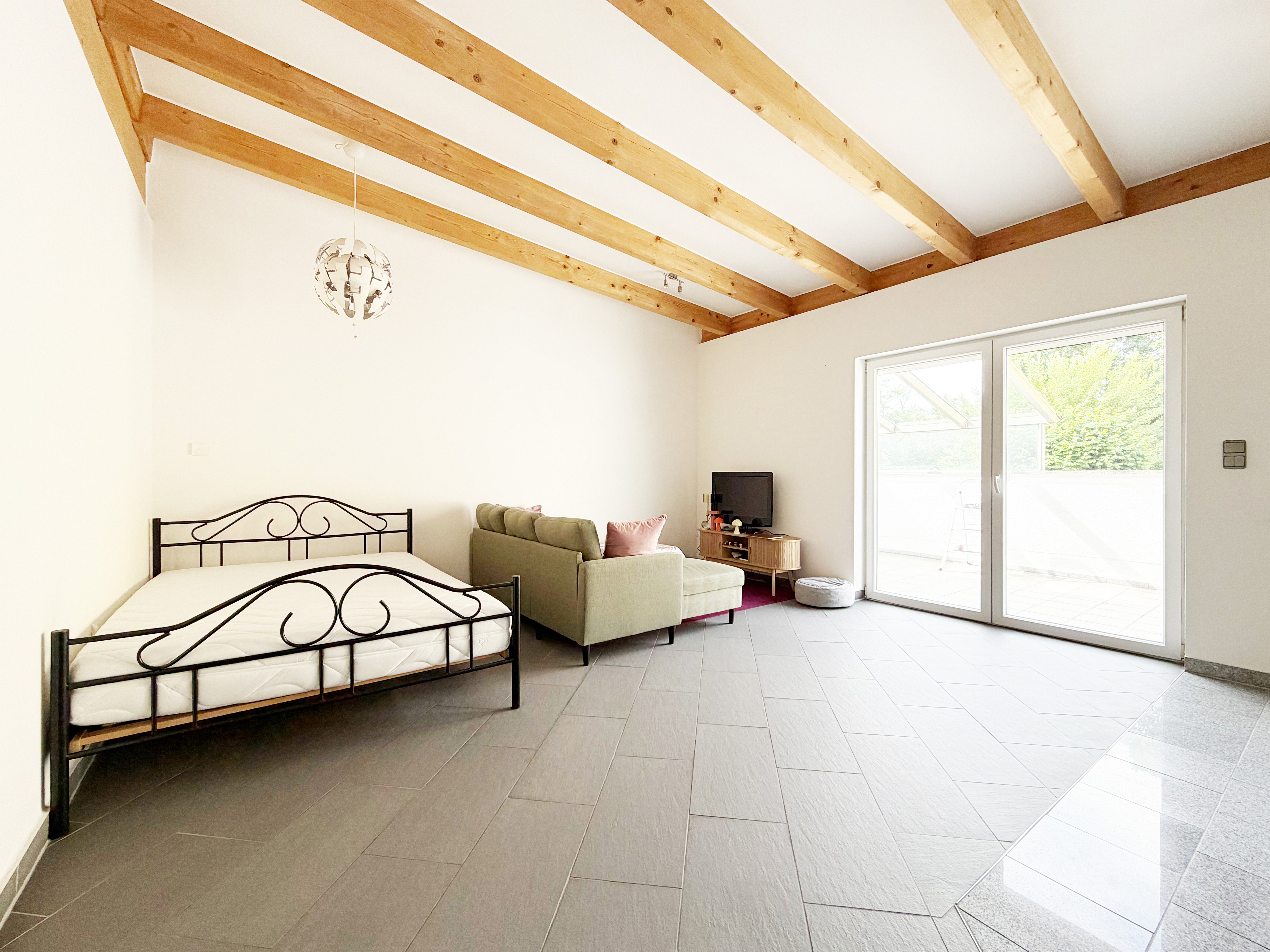 Großzügige 2-Zimmer Wohnung in kleiner Wohnanlage!