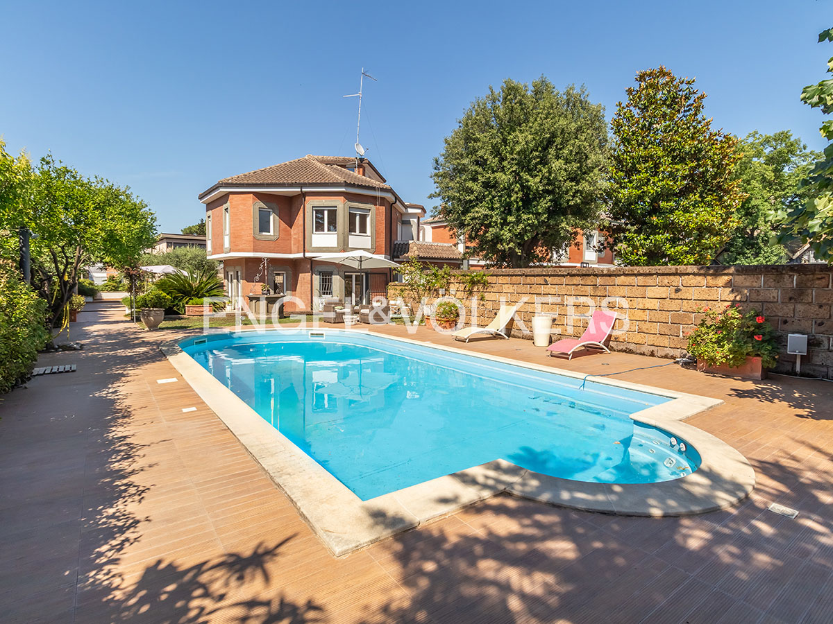 Portion of villa in central EUR