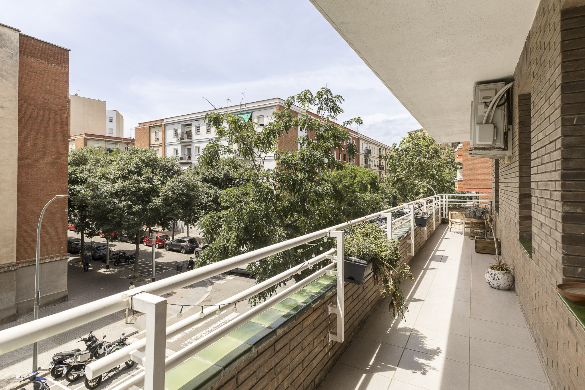 Natural light and spaciousness steps from Passeig de Fabra i Puig