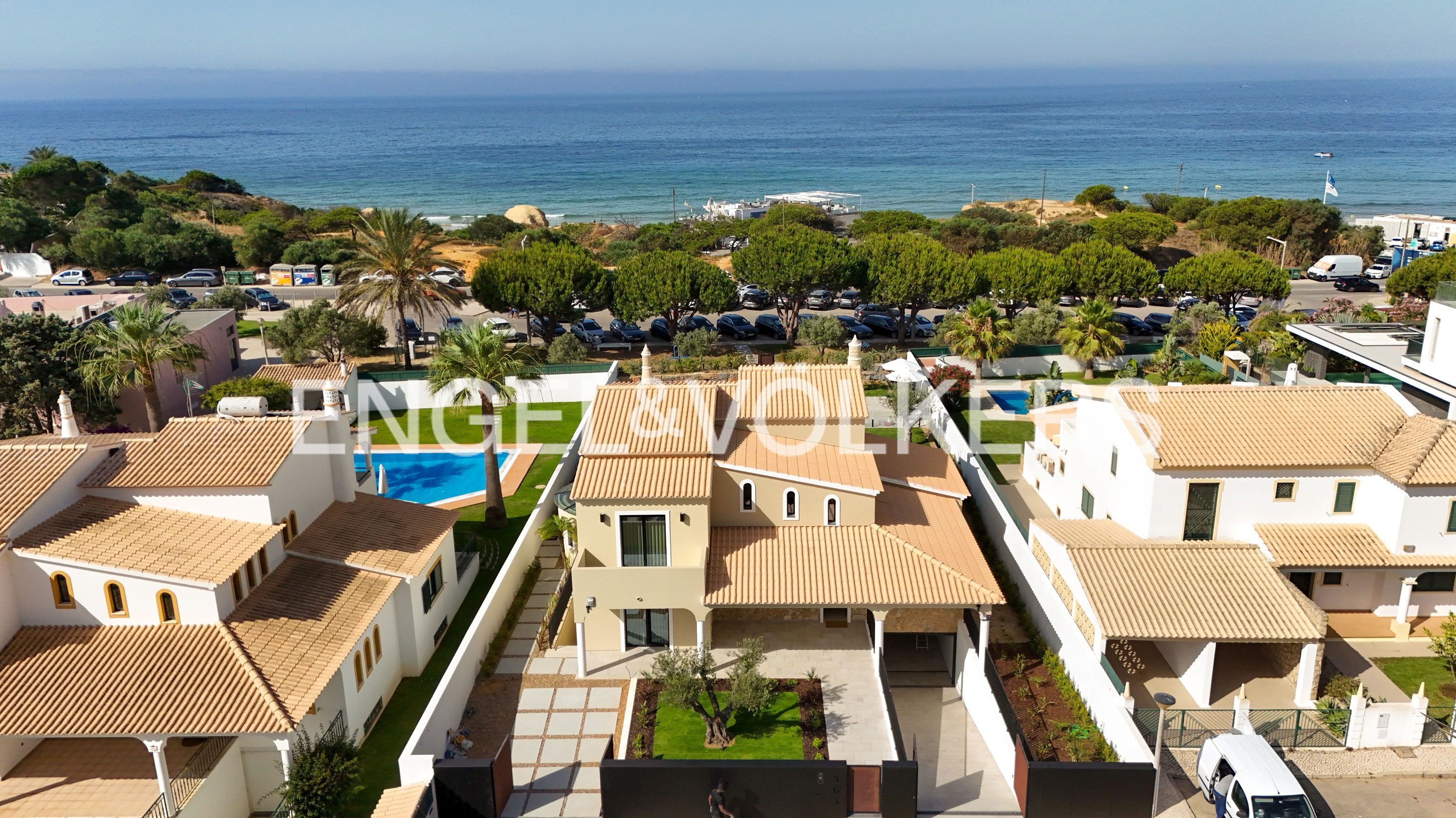 Luxury villa with sea view 120m from Galé beach