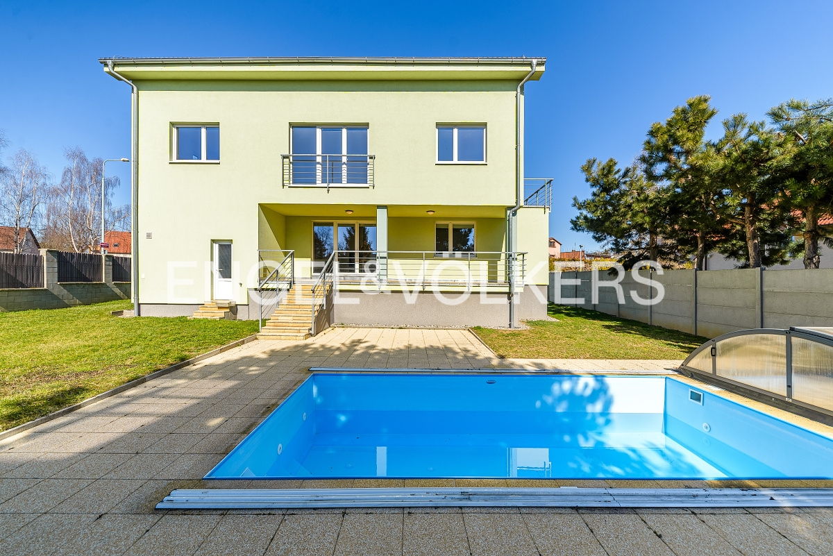 Family house with a swimming pool near Divoká Šárky