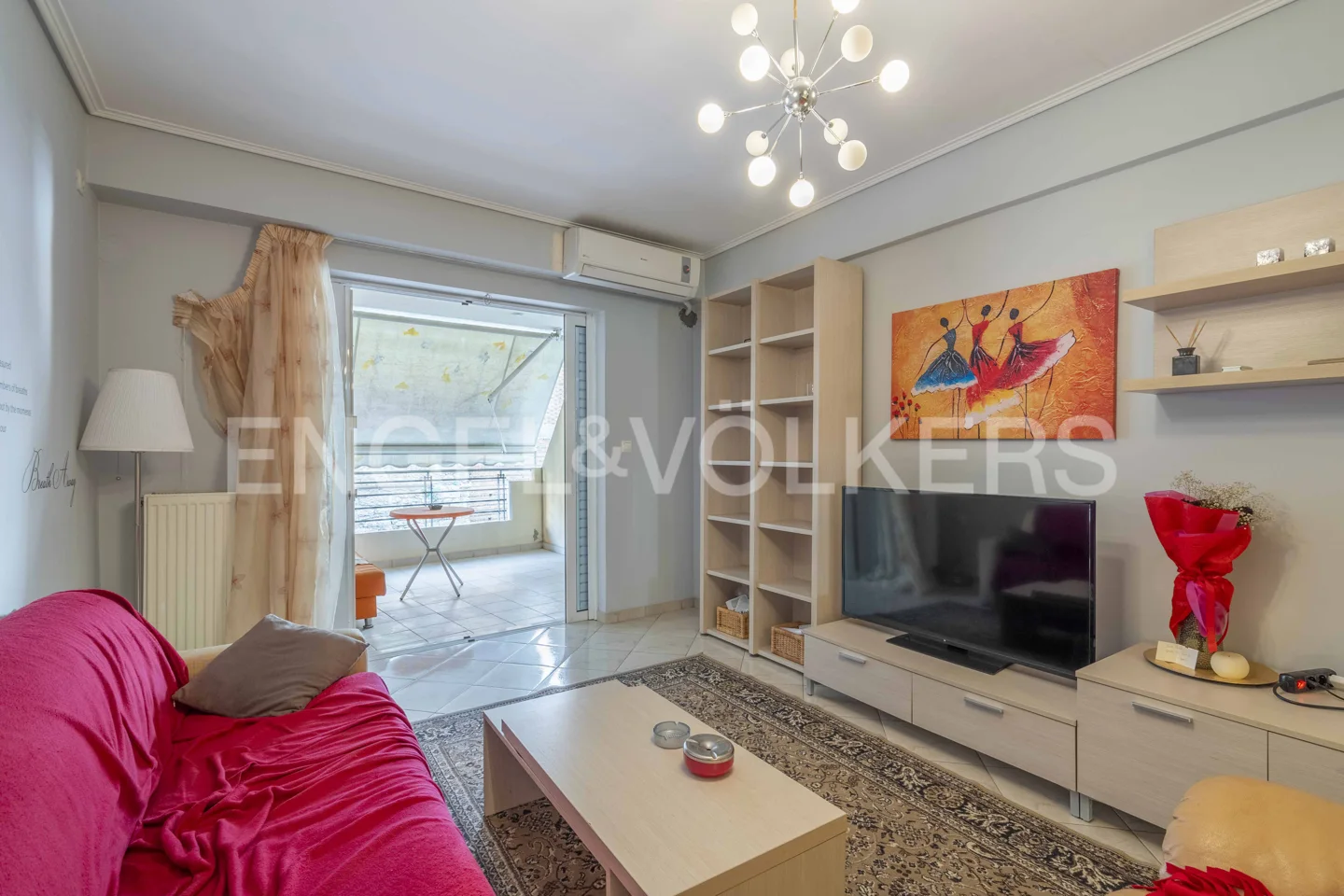Sunny and bright apartment in Ano Patisia