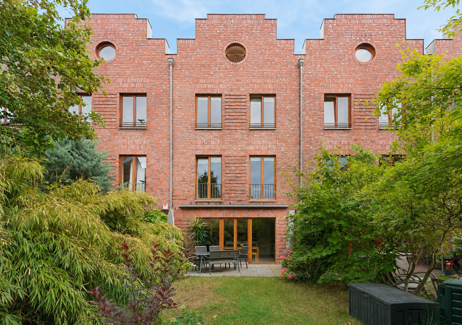 Exclusive brownstone townhouse with rooftop terrace and garden in Rummelsburg Bay