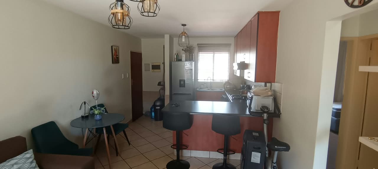 NICE CORNER FIRST FLOOR UNIT.
